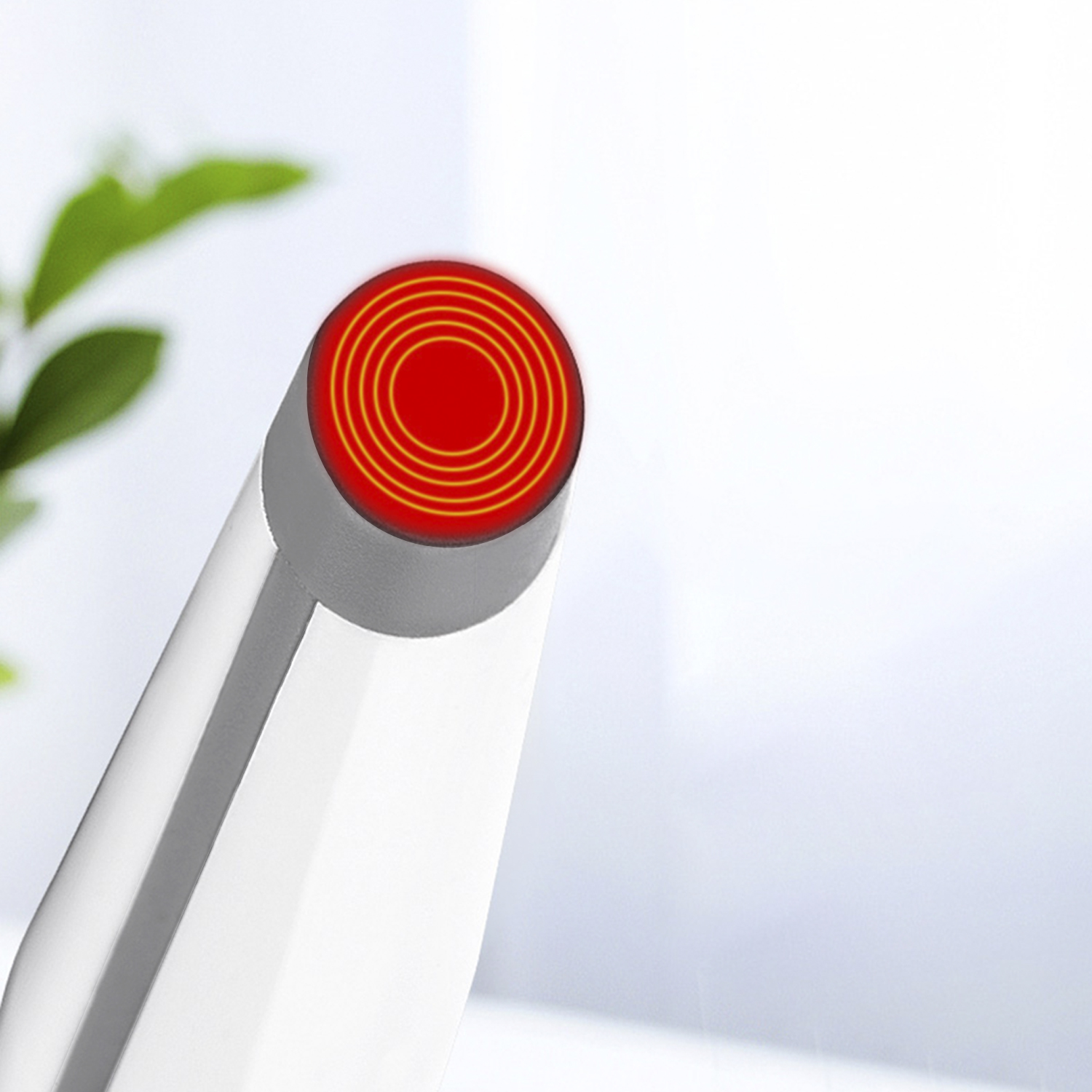 Primer plano de un dispositivo blanco con una luz circular roja y amarilla en la parte superior.
