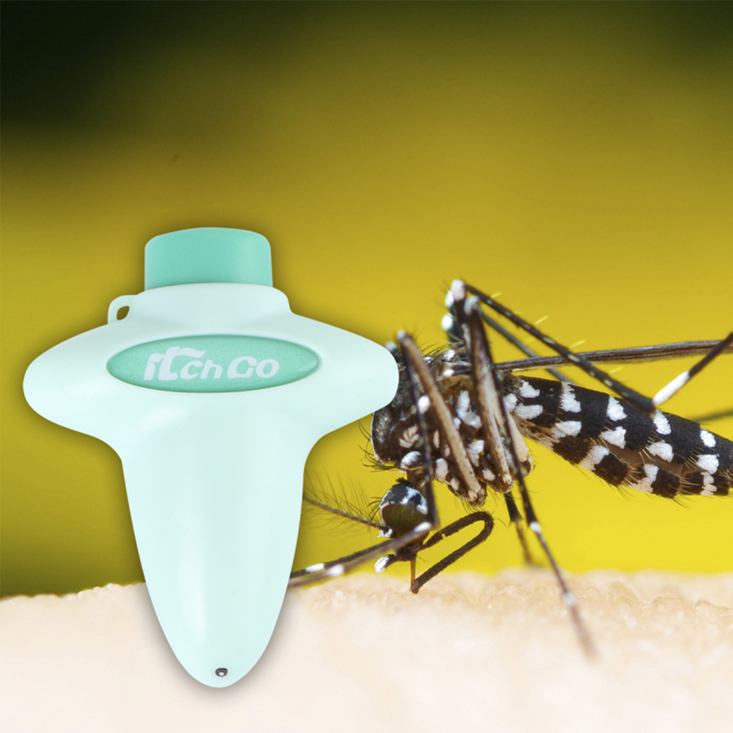 Un mosquito en la piel, con un dispositivo para aliviar las picaduras de mosquitos. Fondo amarillo.