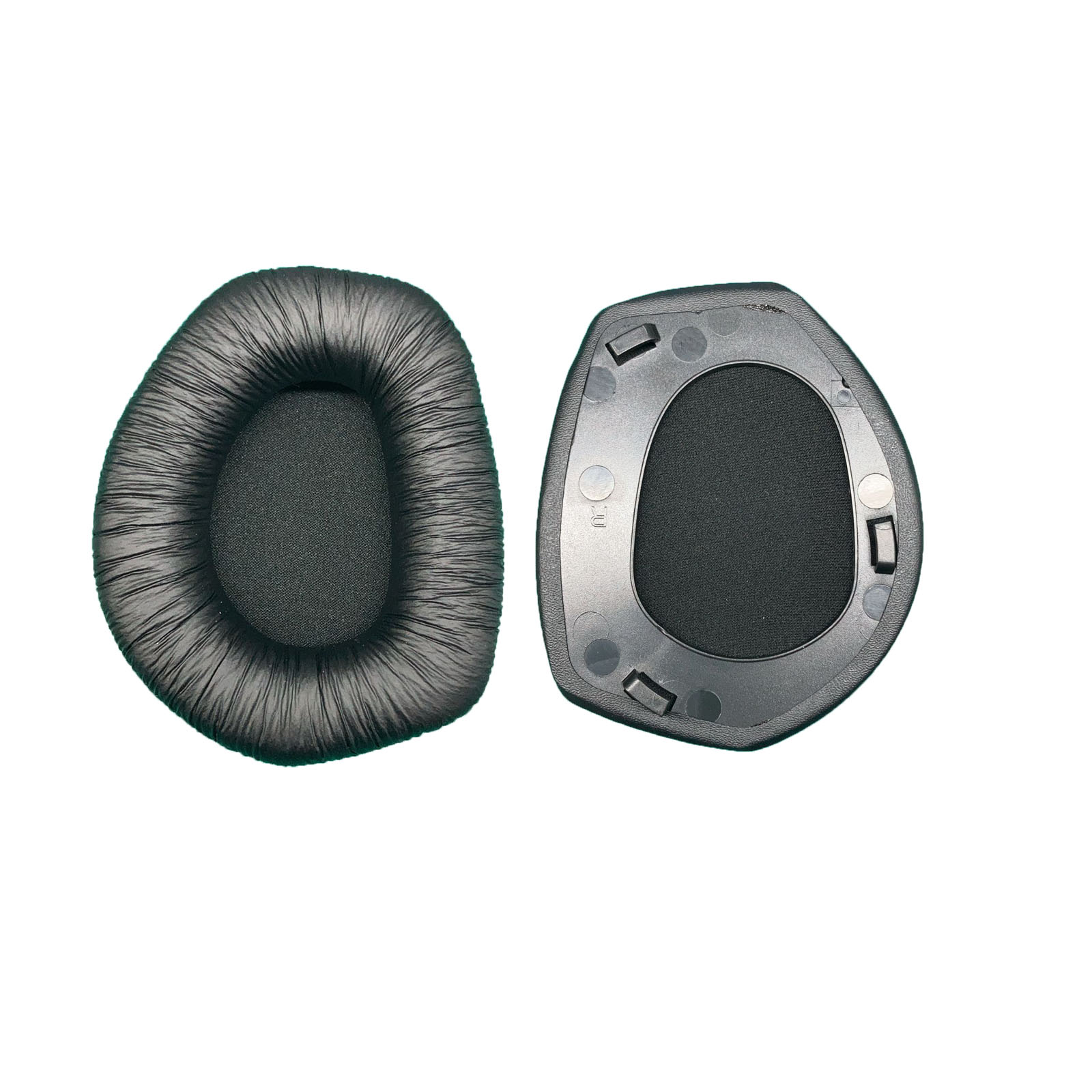 Dwie czarne poduszki nauszne do słuchawek. Jedna jest cała, a druga to wewnętrzna część.