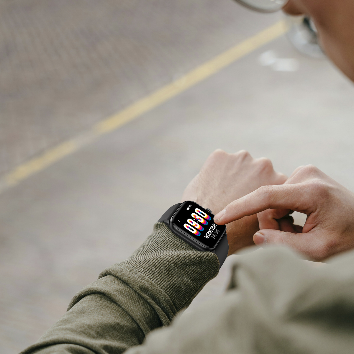 Nadgarstek osoby ze smartwatchem wyświetlającym datę i godzinę w środę.