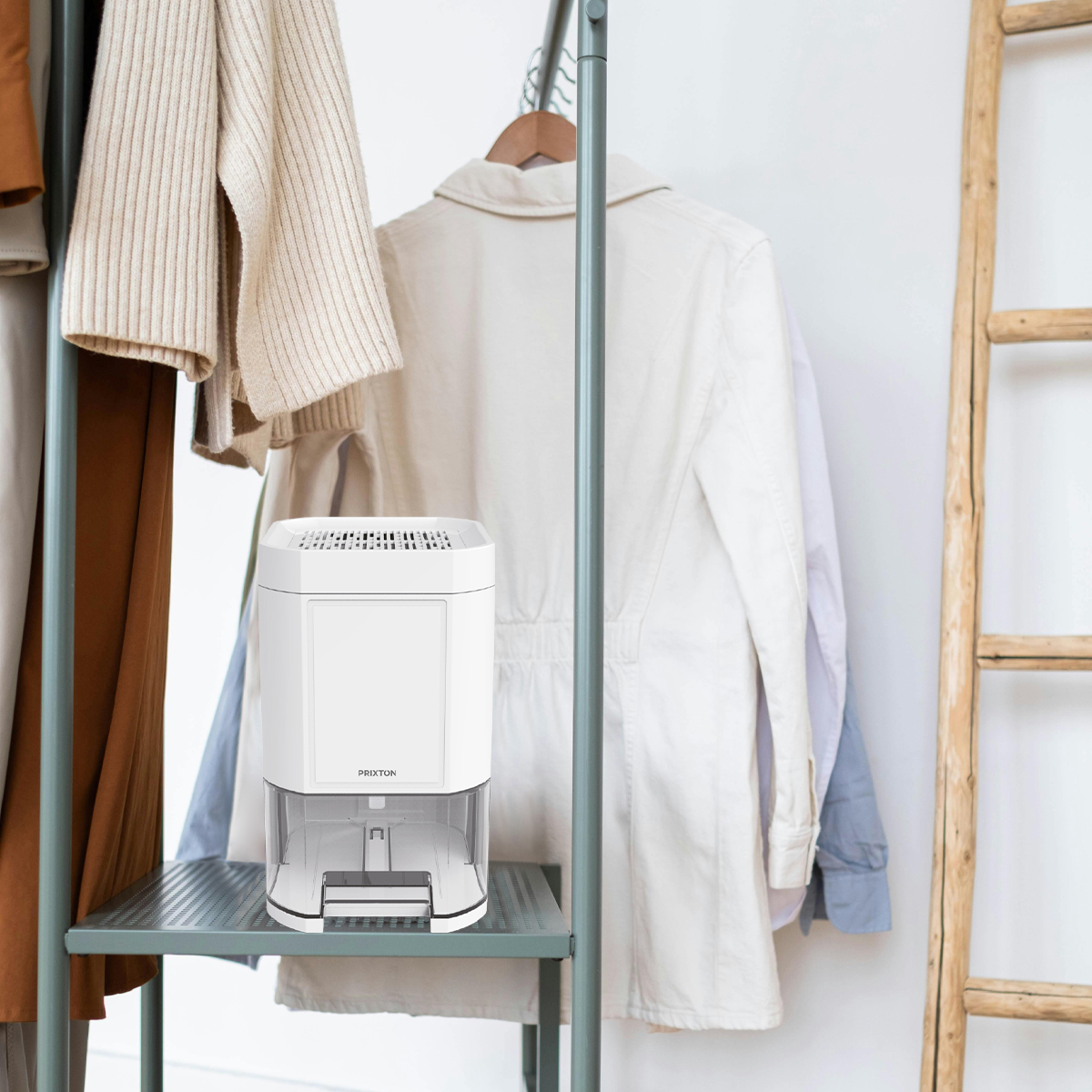 Biały osuszacz na półce z wiszącymi ubraniami w tle. Nowoczesny design.
