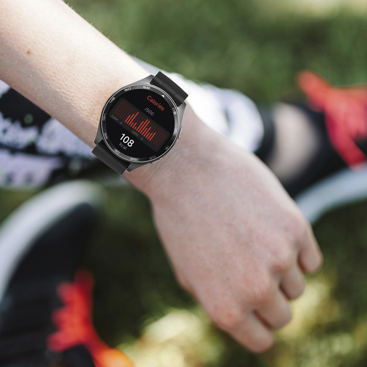 De pols van een persoon met een smartwatch die fitnessgegevens weergeeft.
