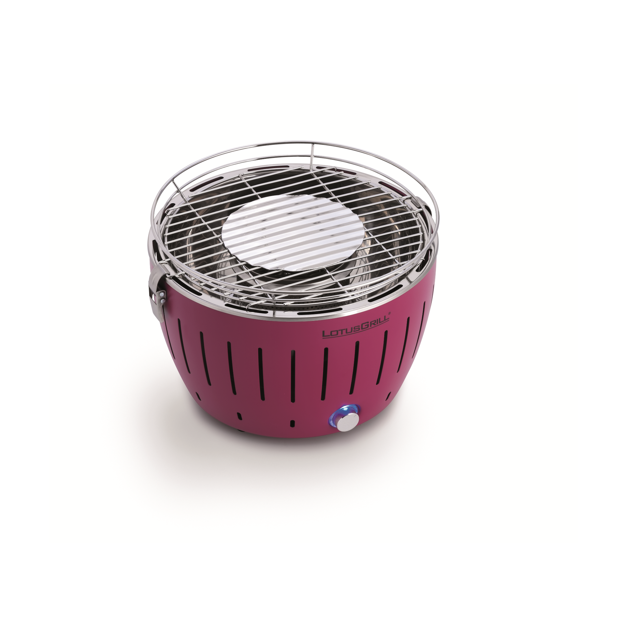 Ein rosa LotusGrill steht auf weißer Oberfläche. Er hat einen silbernen Grill und einen blauen Knopf.