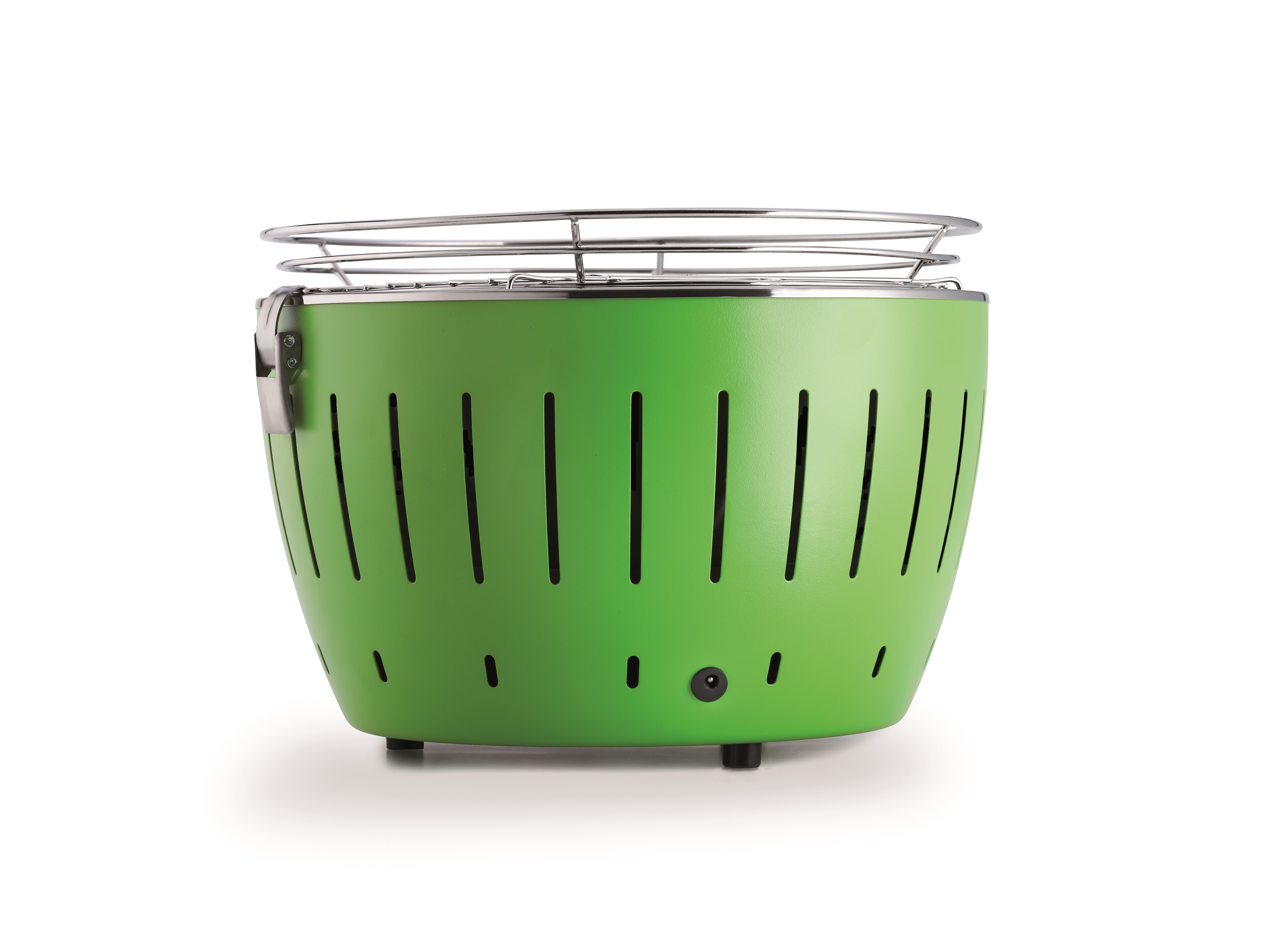 Grüner Grill mit runder Form und silberner Grillplatte auf weißem Hintergrund.