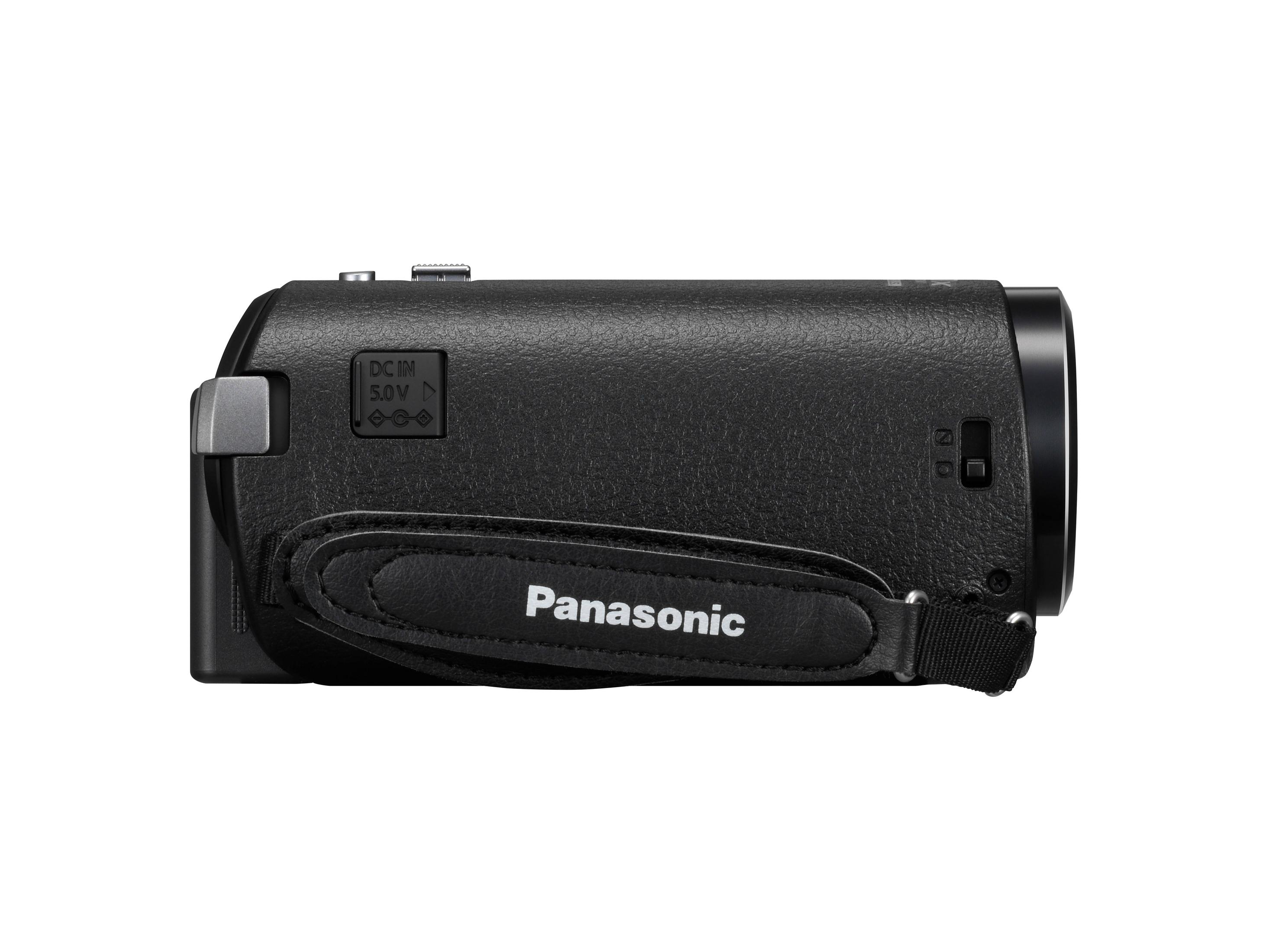 Vista lateral de una videocámara Panasonic negra con asa y el logotipo de Panasonic sobre un fondo blanco.