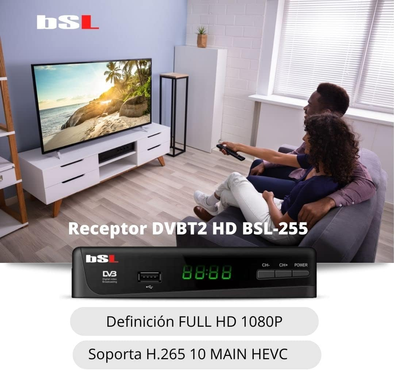 Un televisor y un receptor que muestran la hora. Dos personas están sentadas en un sofá, con un mando a distancia en la mano.