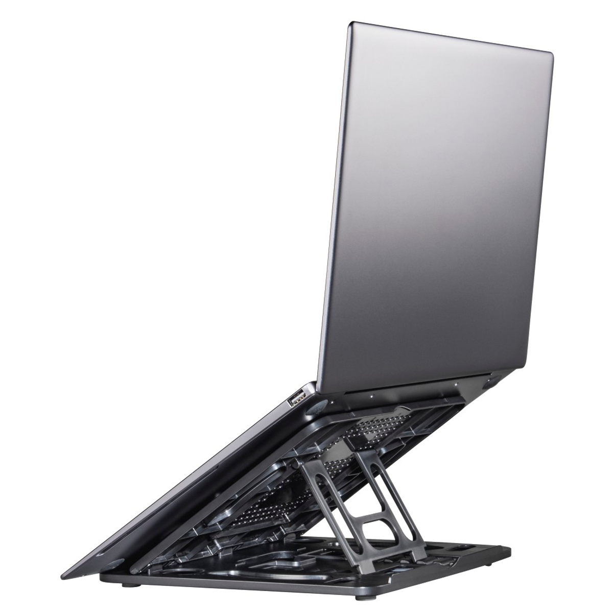 Ein Laptop auf einem Ständer, nach oben geneigt, zeigt Display und Tastatur, vor weißem Hintergrund.