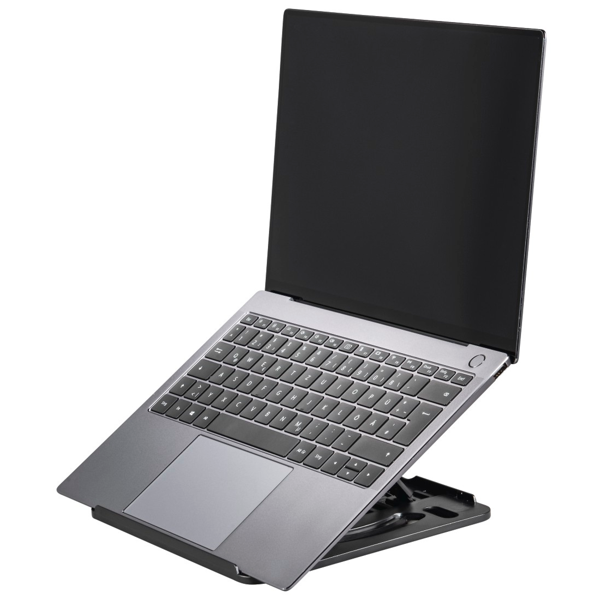 Laptop auf Ständer. Bildschirm schwarz. Tastatur sichtbar. Weißer Hintergrund.