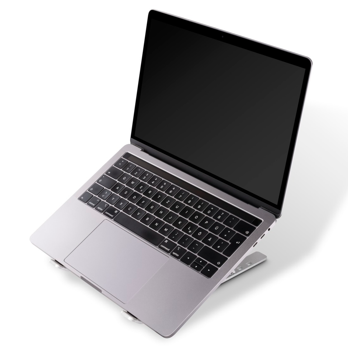 Silberner Laptop auf einem Ständer, geöffnet mit schwarzem Bildschirm. Weißer Hintergrund. Winkelaufnahme.