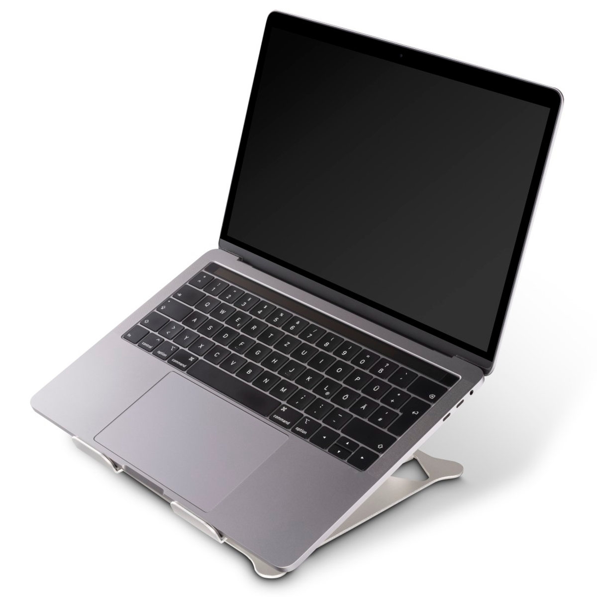 Laptop na srebrnej podstawce z pustym ekranem.