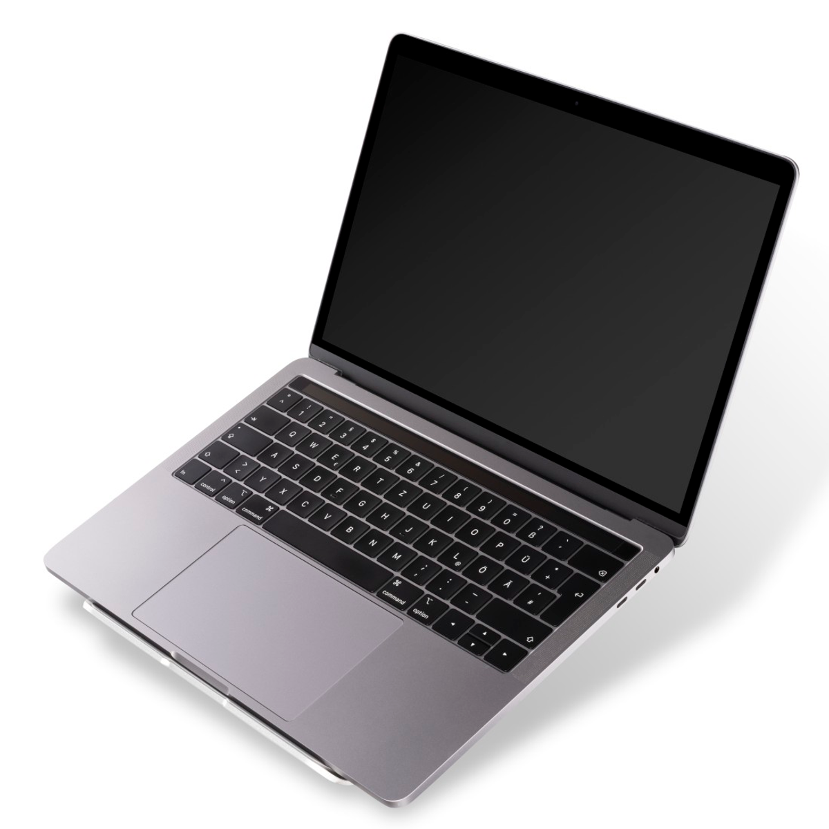 Silberner Laptop mit schwarzer Tastatur und Bildschirm, geöffnet auf weißer Oberfläche.
