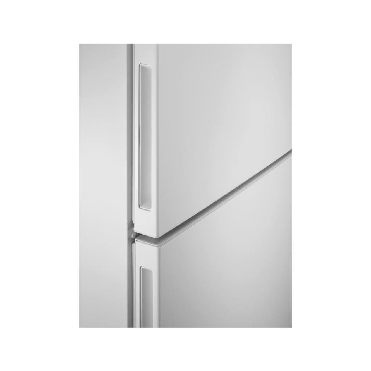 Witte koelkast, deur, handvat, close-up, witte achtergrond.