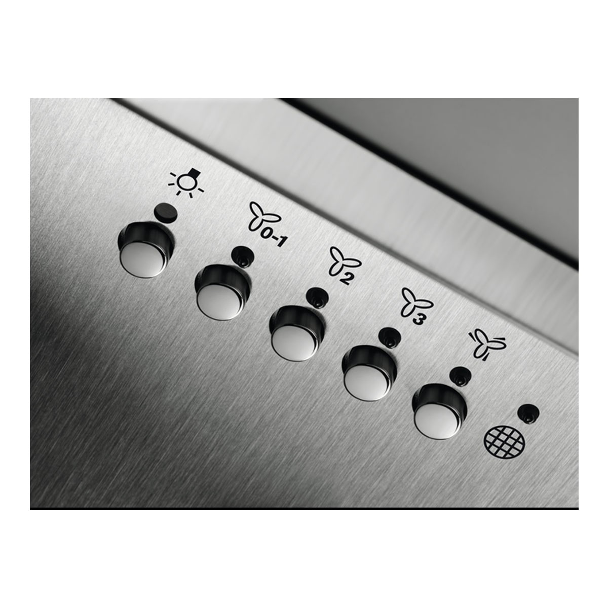 Primo piano di un pannello di controllo con pulsanti per una cappa, che indica luci e velocità della ventola.