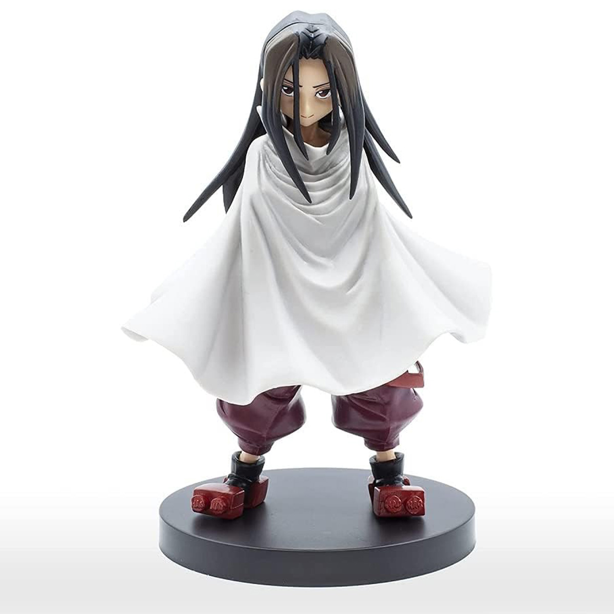 Anime-Figur mit langen schwarzen Haaren, weißem Umhang, auf schwarzer Basis. Weißer Hintergrund.