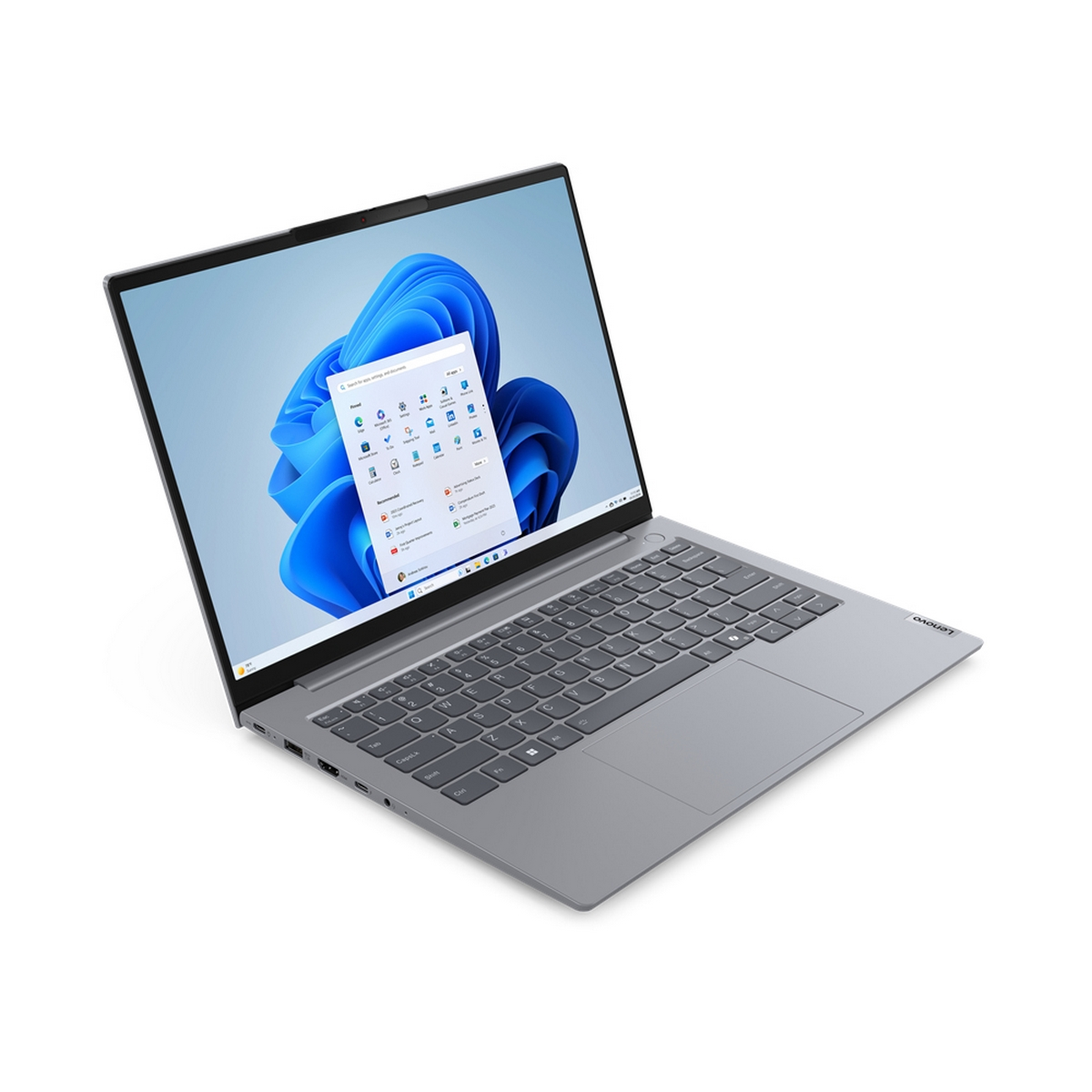 Un laptop grigio su sfondo bianco con schermo blu.