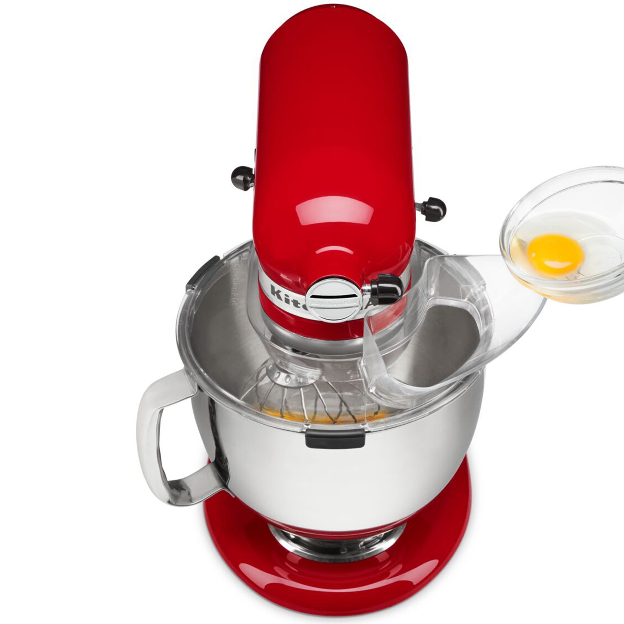 Roter KitchenAid-Küchenmixer mit einer Schüssel und einem Ei, das hineingebracht wird.