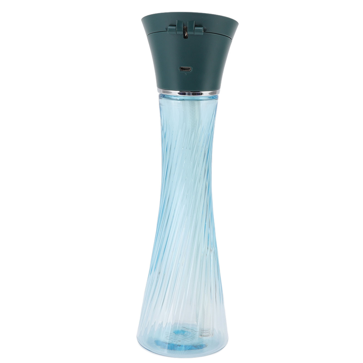 Blaue, transparente, geriffelte Wasserflasche mit dunkelgrünem Deckel.