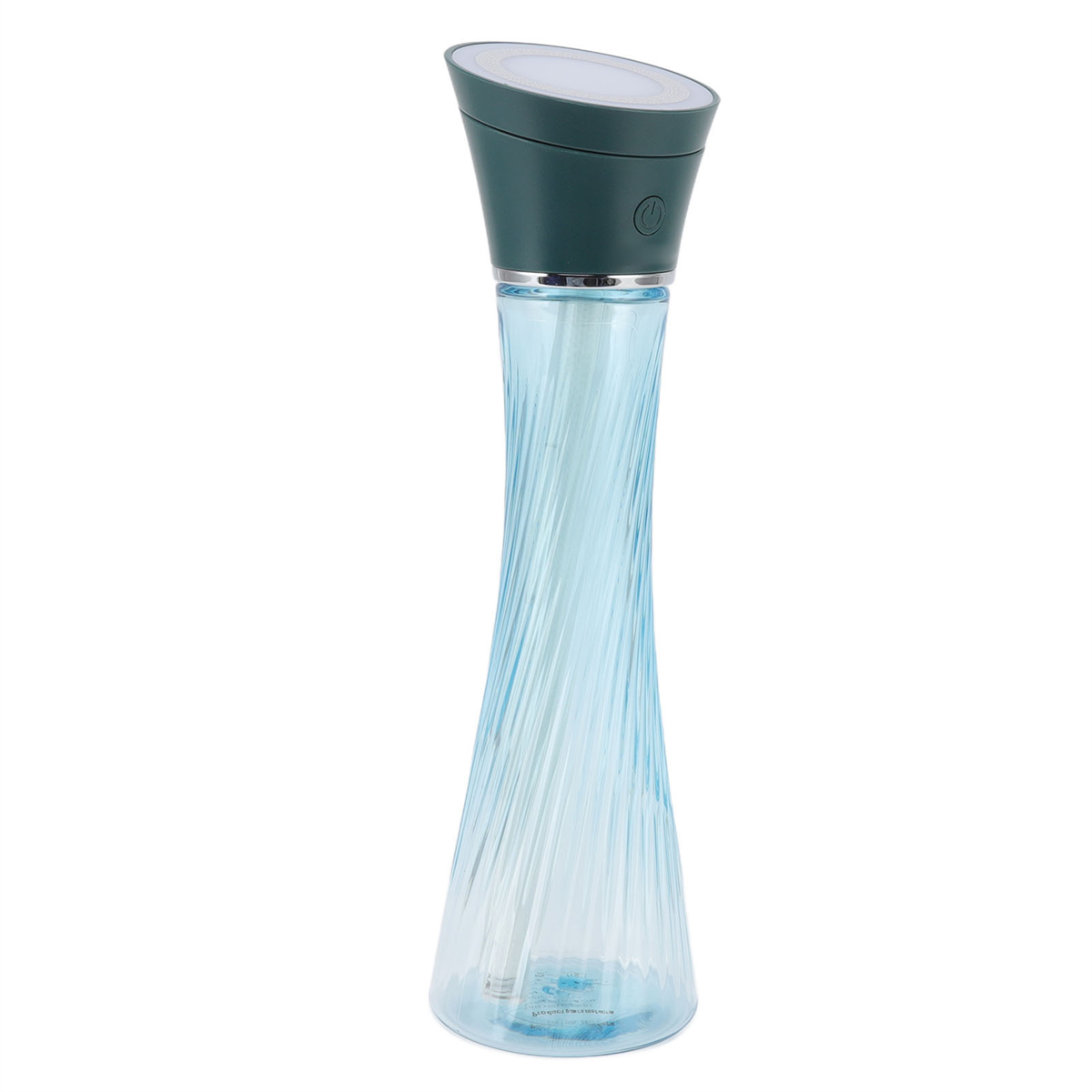 Eine blaue und durchsichtige Wasserflasche mit grünem Deckel. Die Flasche hat ein verdrehtes Design.