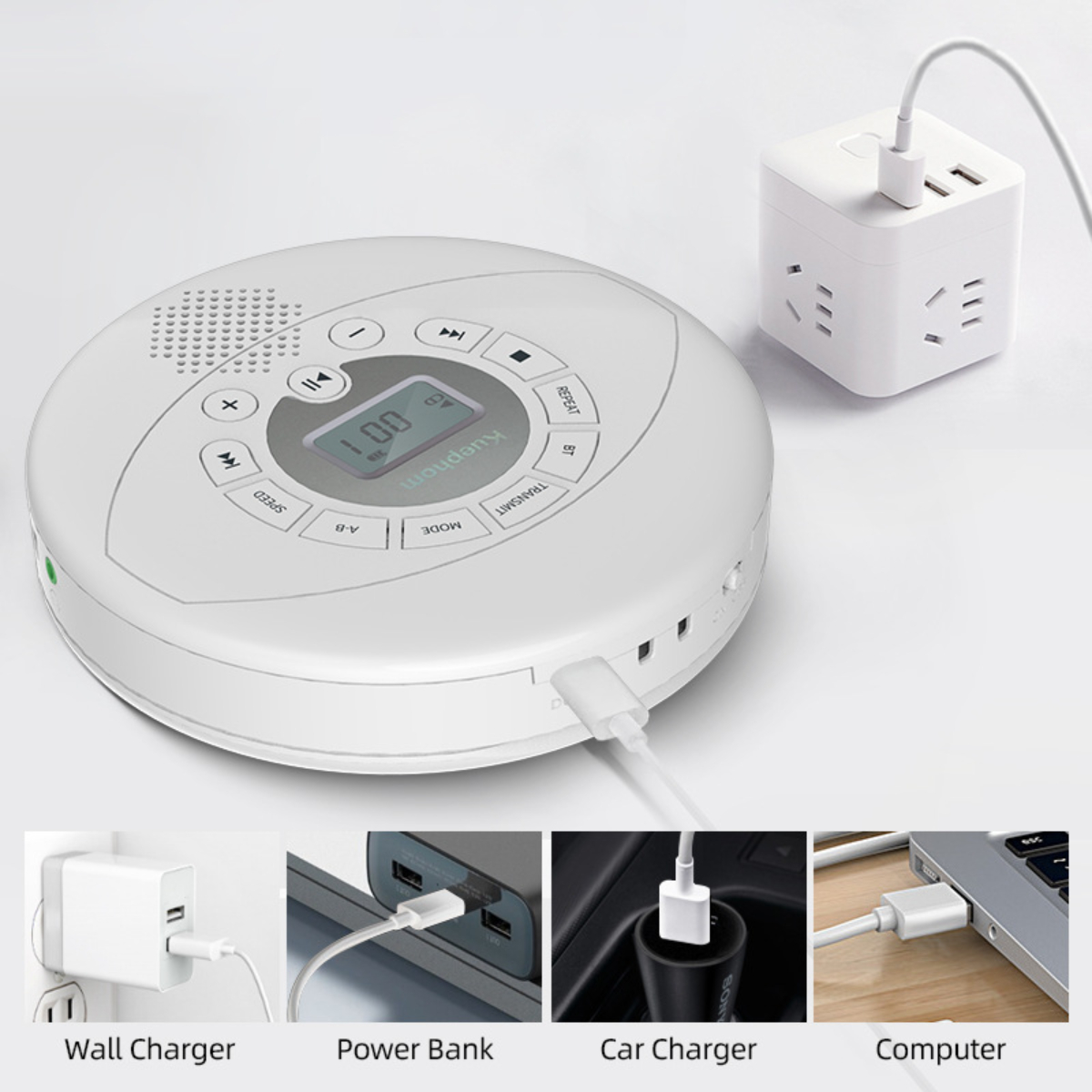 Weißer tragbarer CD-Player mit verschiedenen Lademöglichkeiten: Wand, Powerbank, Auto und Computer.