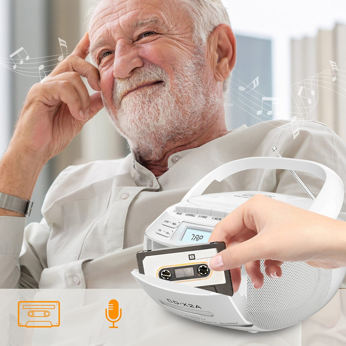 Ein älterer Mann und eine Hand, die eine Kassette in ein weißes Retro-Radio einlegt.