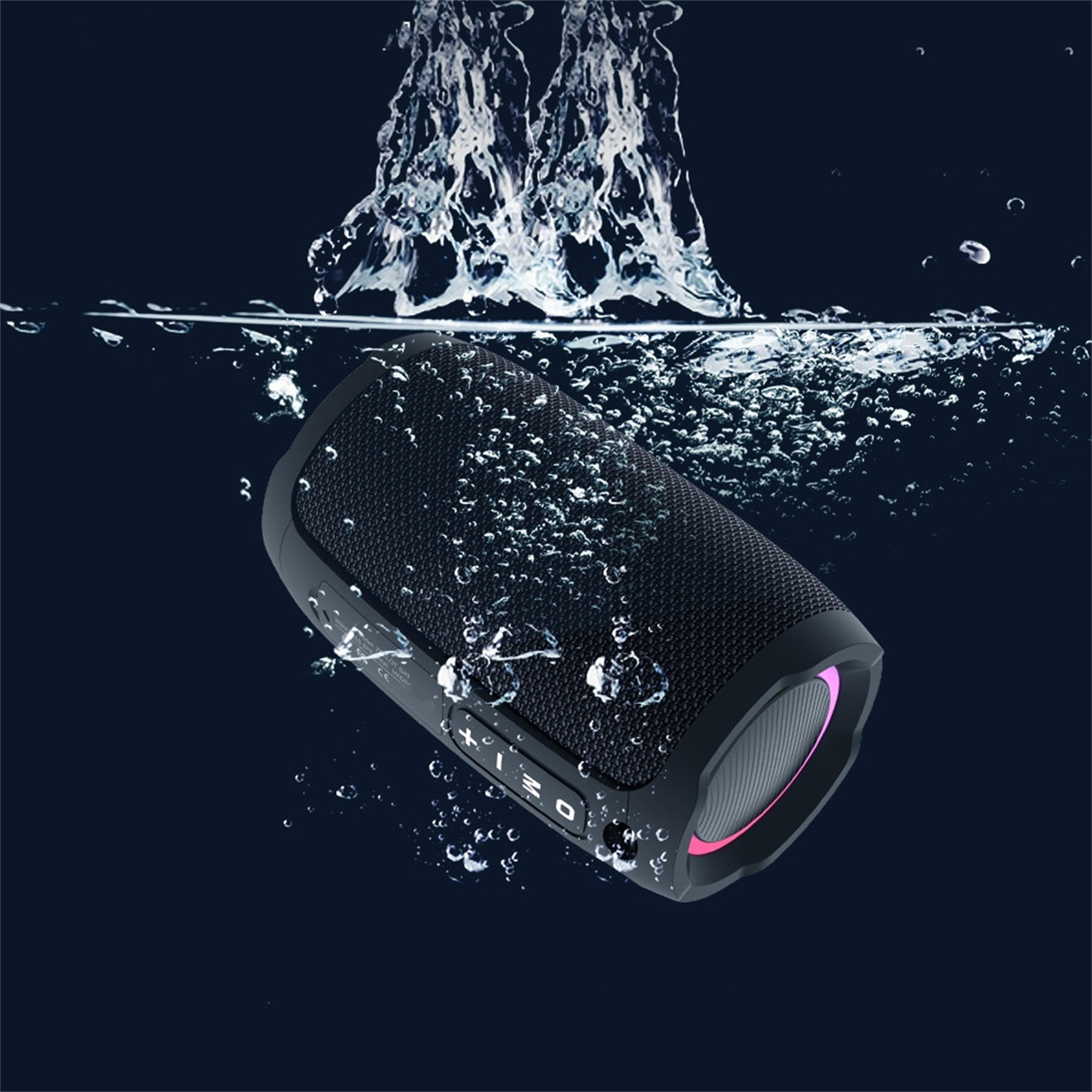 Schwarzer, zylindrischer tragbarer Lautsprecher unter Wasser, mit Wassertropfen und Blasen.