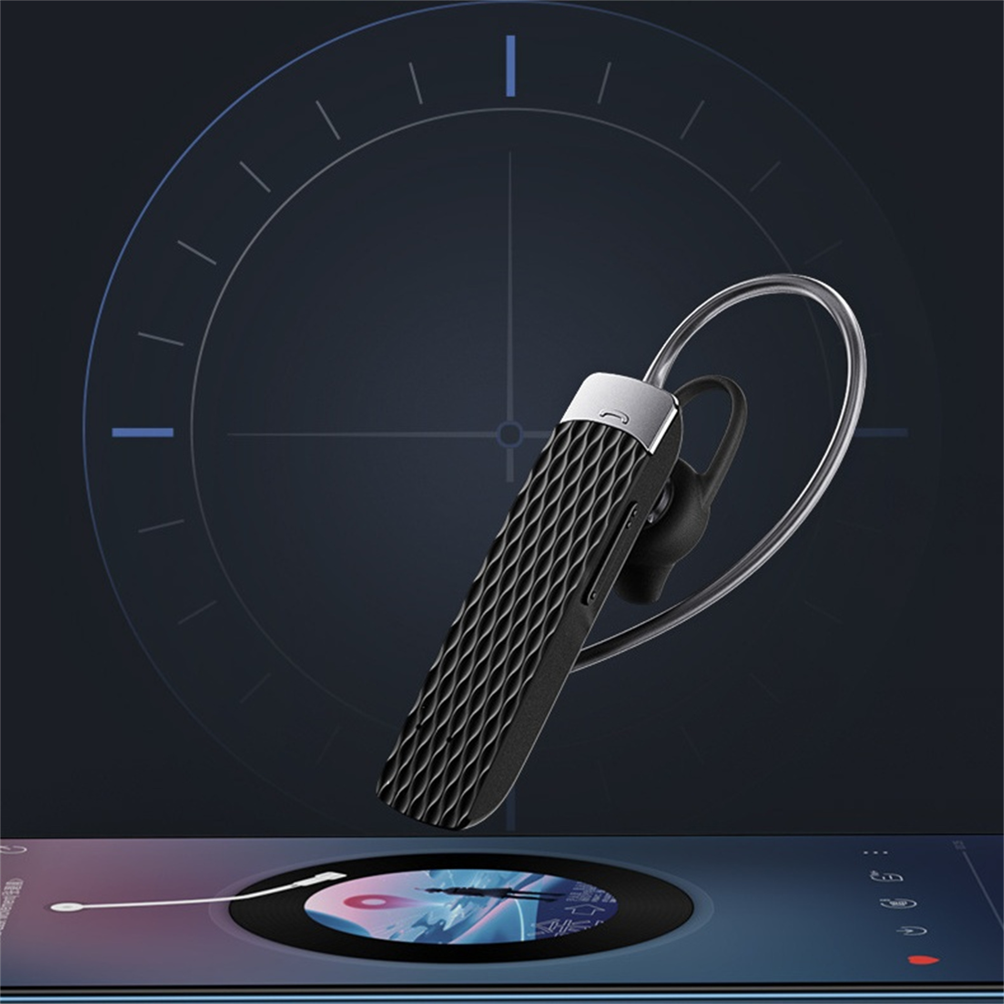 Schwarzes Bluetooth-Headset mit silbernem Akzent, Winkelansicht, auf dunklem blauem Farbverlauf.