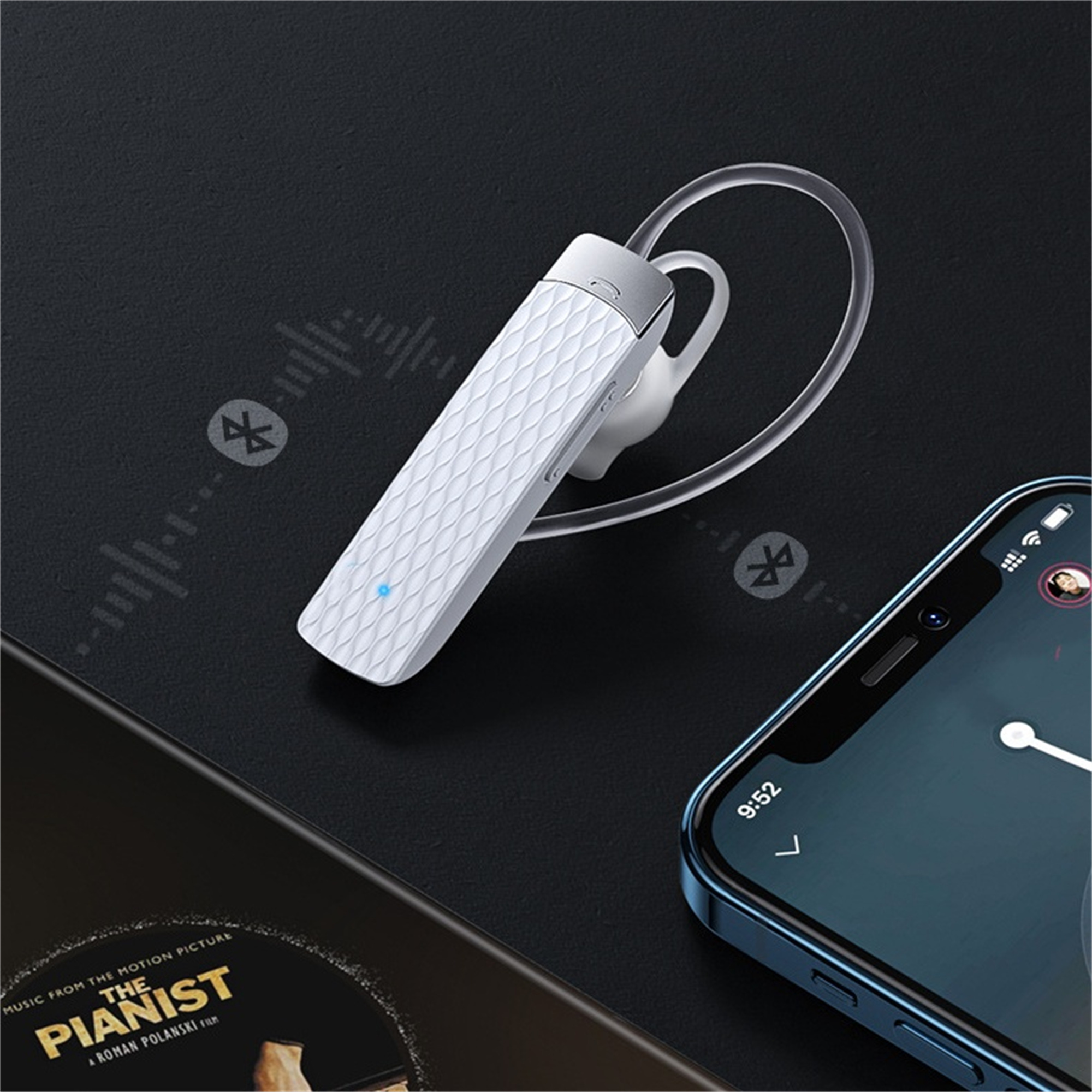 Weißes Bluetooth-Headset und ein Smartphone, mit einer Musik-App-Oberfläche.