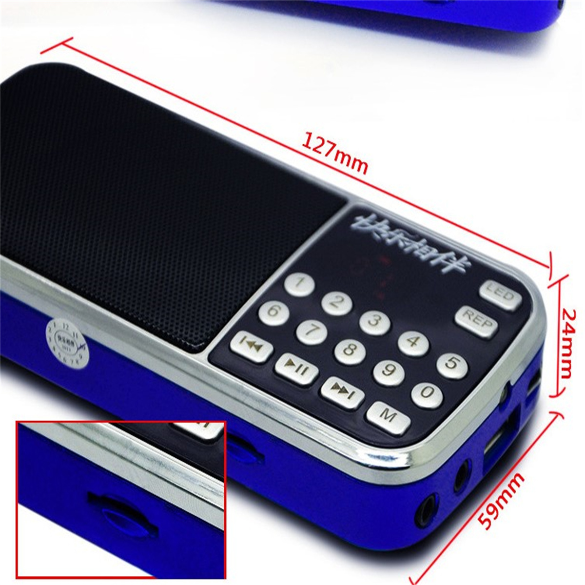 Blauer Mini-Lautsprecher mit Display und Tasten, der Messungen und Details zeigt.