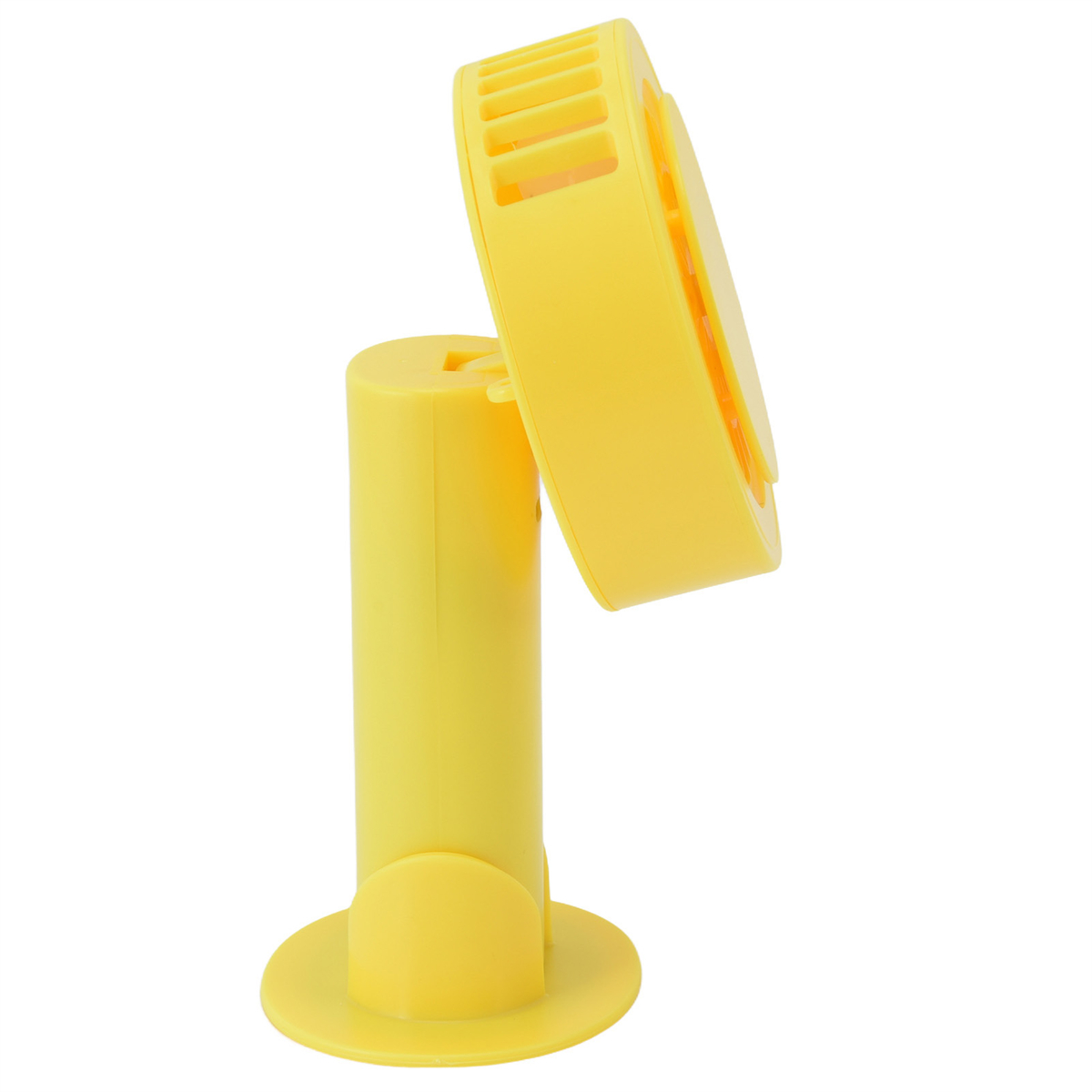 Gelber tragbarer Ventilator. Er hat einen Sockel und einen Ventilatorkopf. Der Ventilatorkopf ist nach oben geneigt.