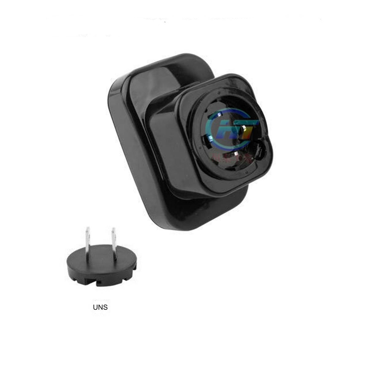 Schwarzes Nachtlicht mit Lichtsensor und zweipoligem Stecker.