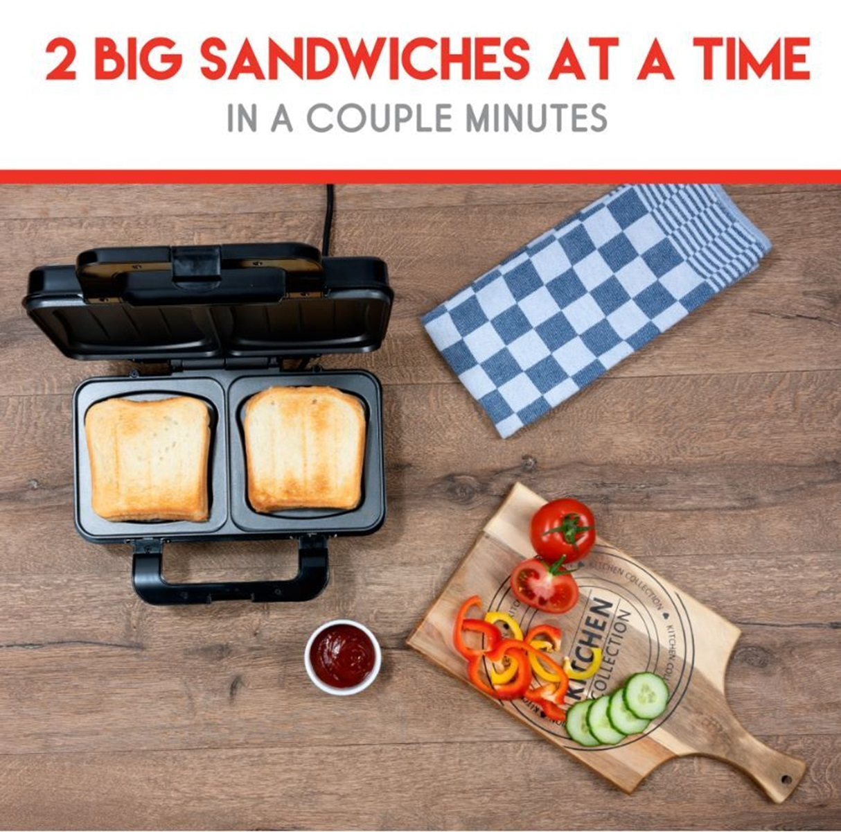 Sandwichmaker met twee geroosterde sandwiches, groenten en ketchup op een houten tafel.
