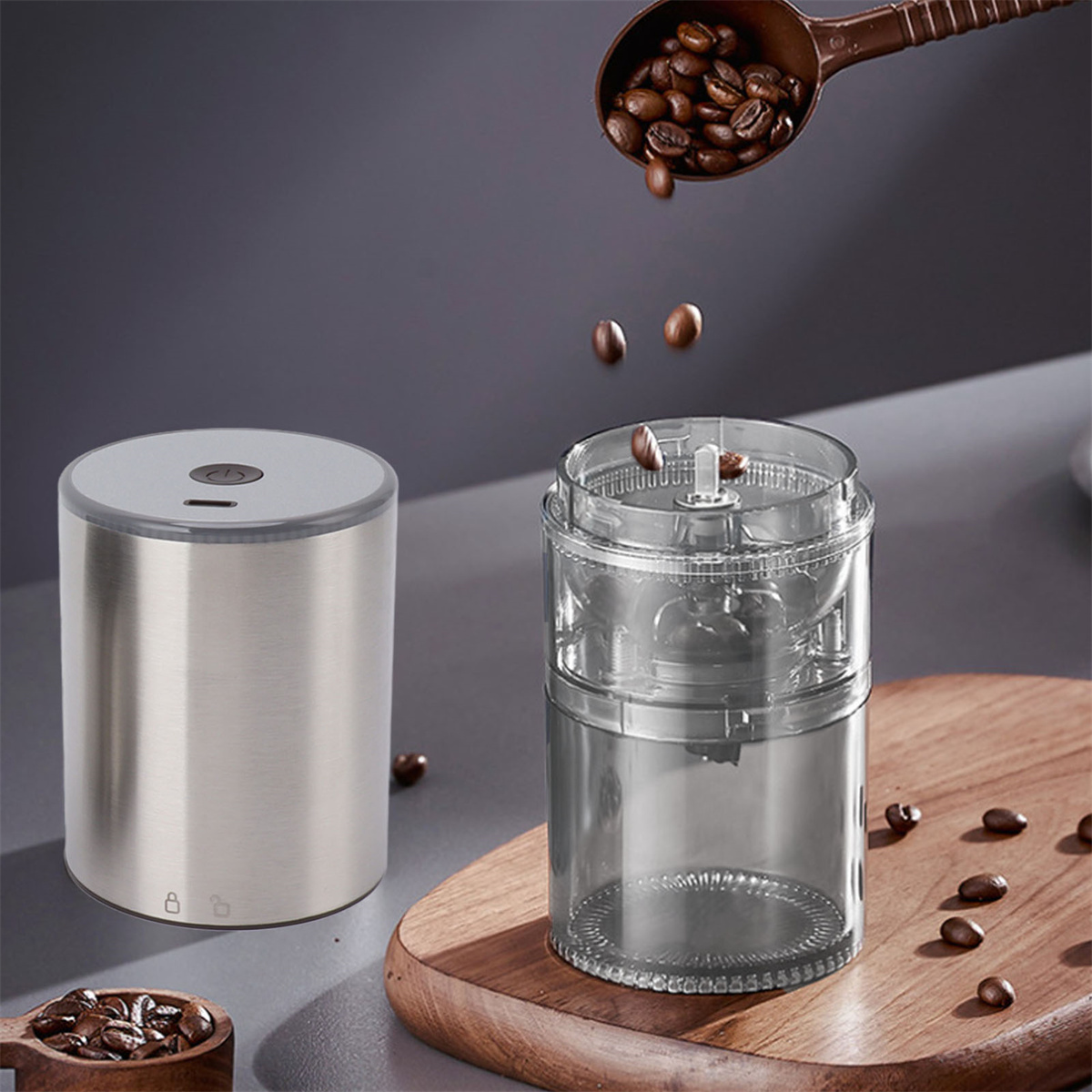 Kaffeemühle mit Kaffeebohnen, die von einem Holzlöffel hineingegossen werden, auch eine metallisch silberne Mühle ist vorhanden.