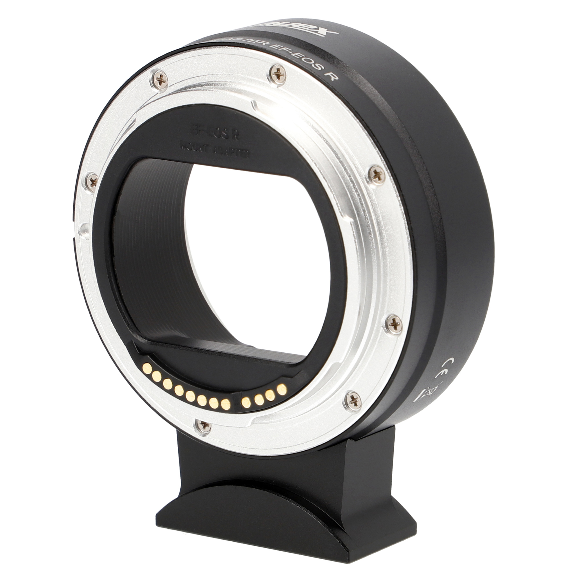 Schwarzer Objektivadapter mit silbernem Ring. Es steht auf einem schwarzen Ständer.