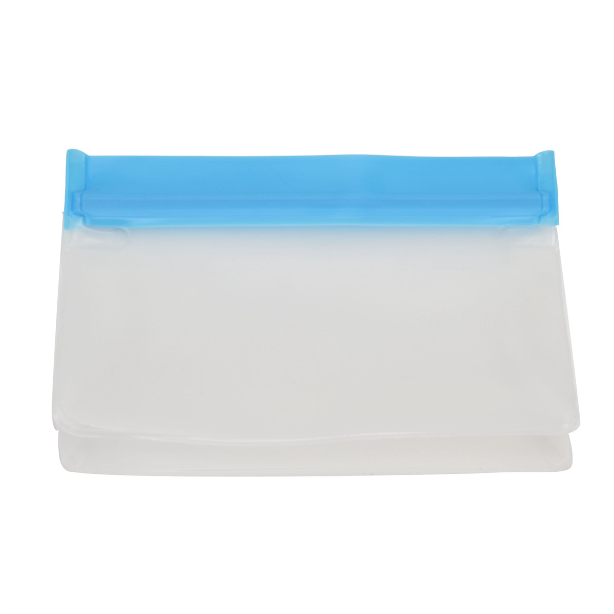 Transparente wasserdichte Tasche mit blauem Verschluss. Tasche ist durchsichtig. Weißer Hintergrund.