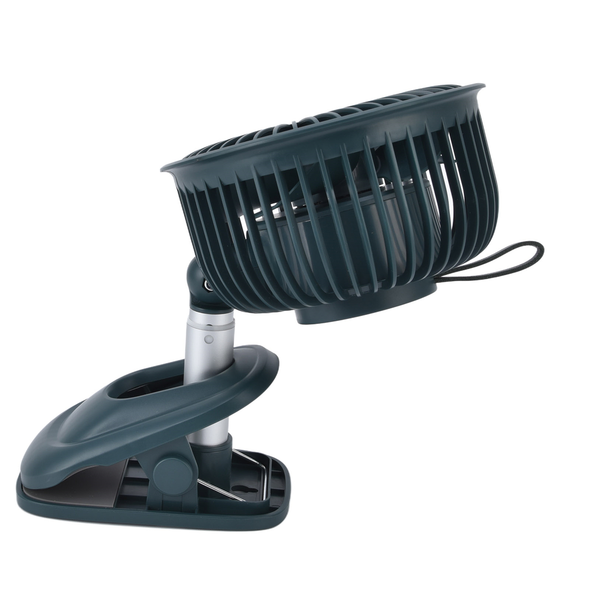 Dunkelgrüner Clip-On-Ventilator mit schwarzem Kabel. Der Ventilator befindet sich auf weißem Hintergrund.