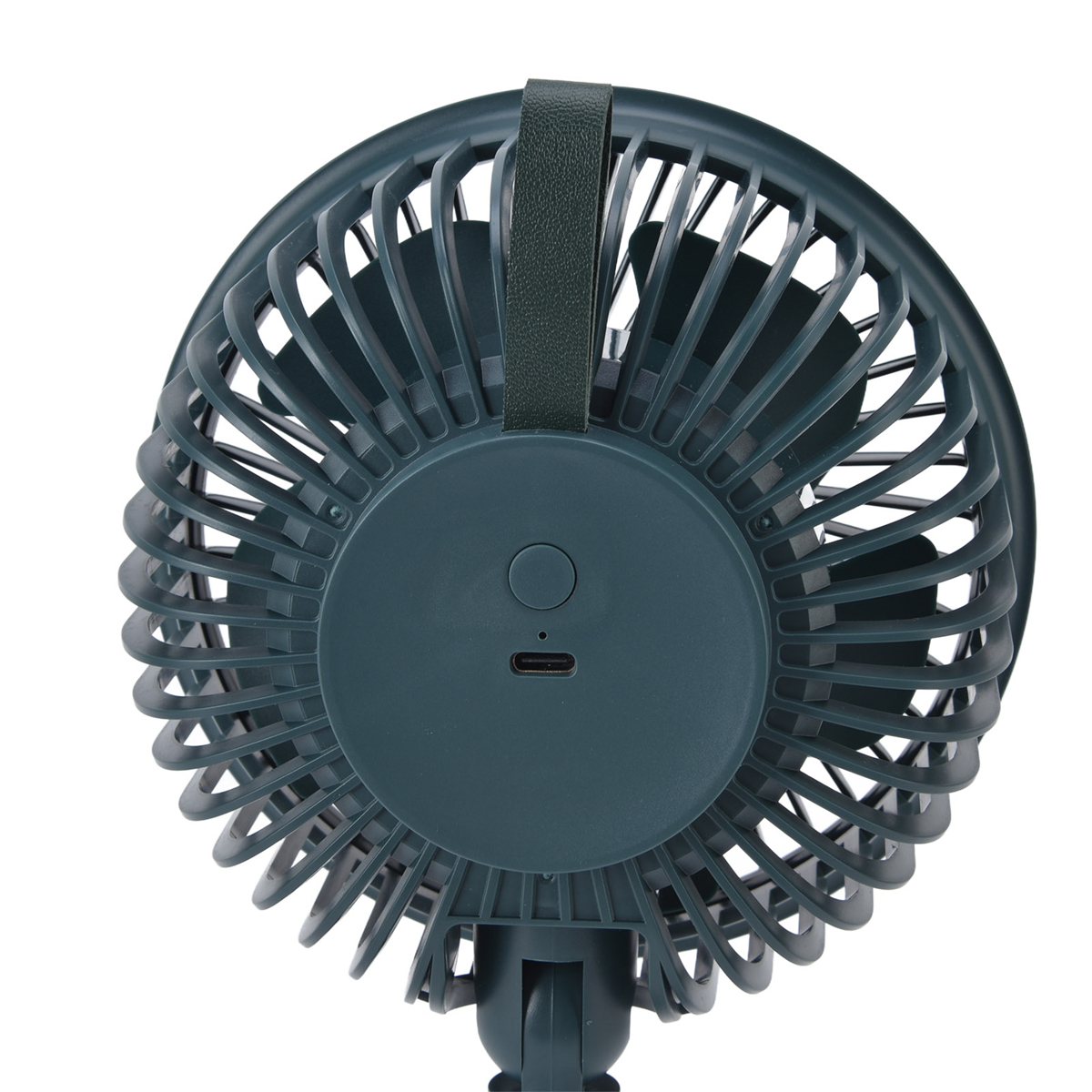 Ein dunkelgrüner Ventilator mit Griff auf weißem Hintergrund. Der Ventilator hat viele Flügel und einen USB-Anschluss.