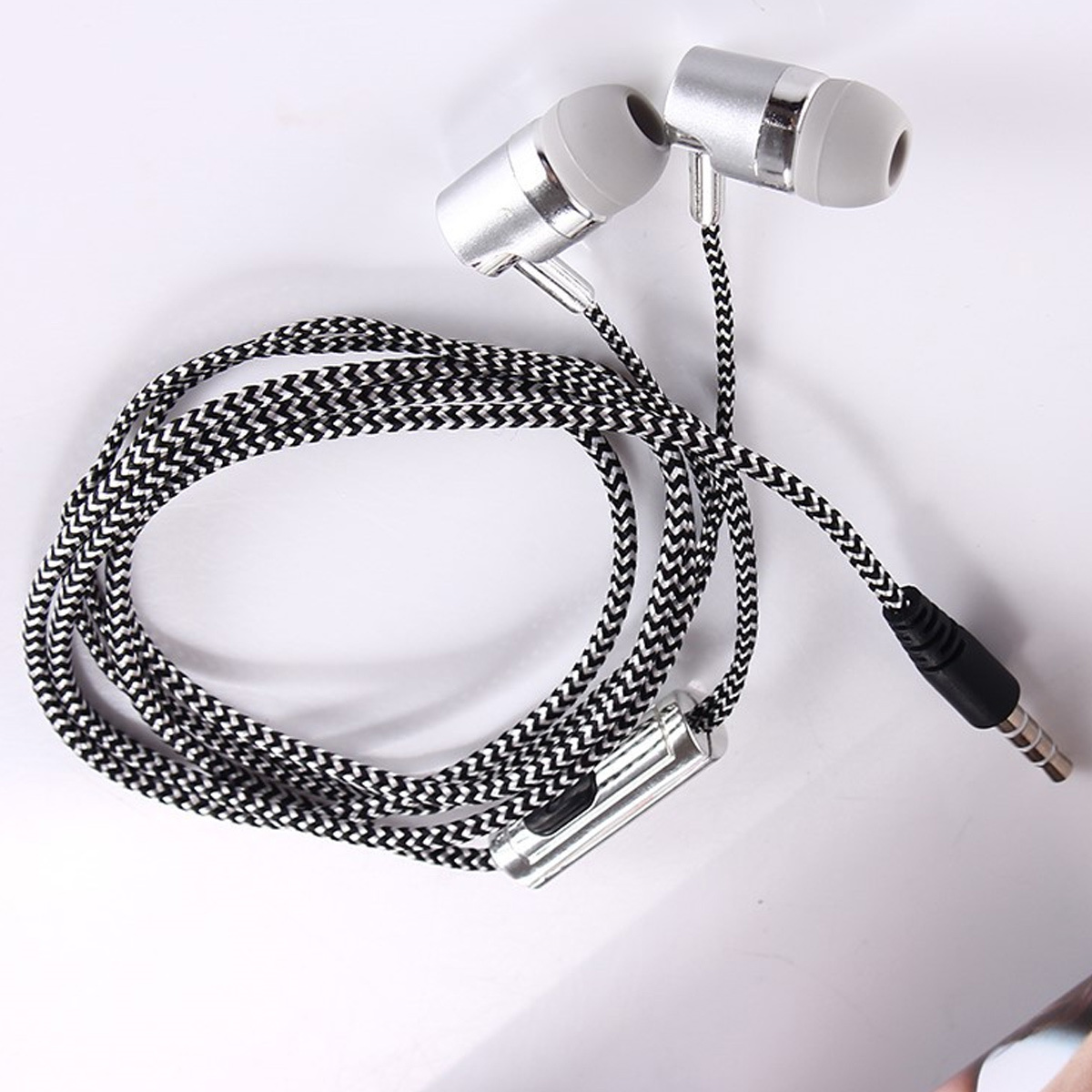 Kopfhörer mit schwarz-weiß gemustertem Kabel.