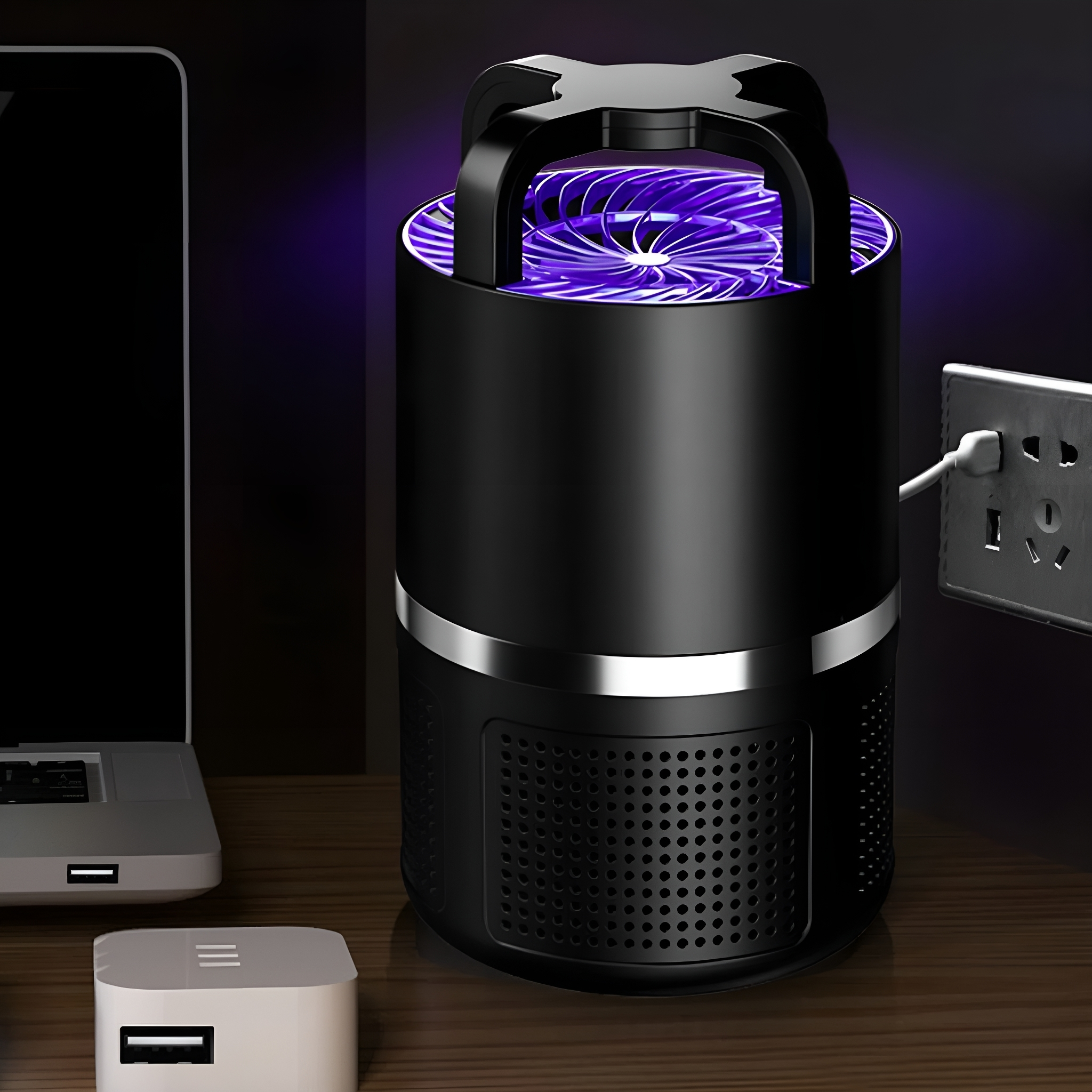 Schwarzer Mückenvernichter in Steckdose, mit Laptop, weißem USB-Hub.