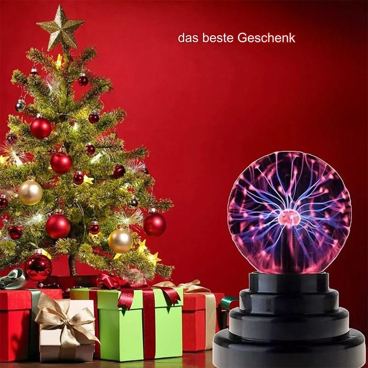 Weihnachtsbaum mit Ornamenten, Geschenken und einer Plasmakugel auf rotem Hintergrund.
