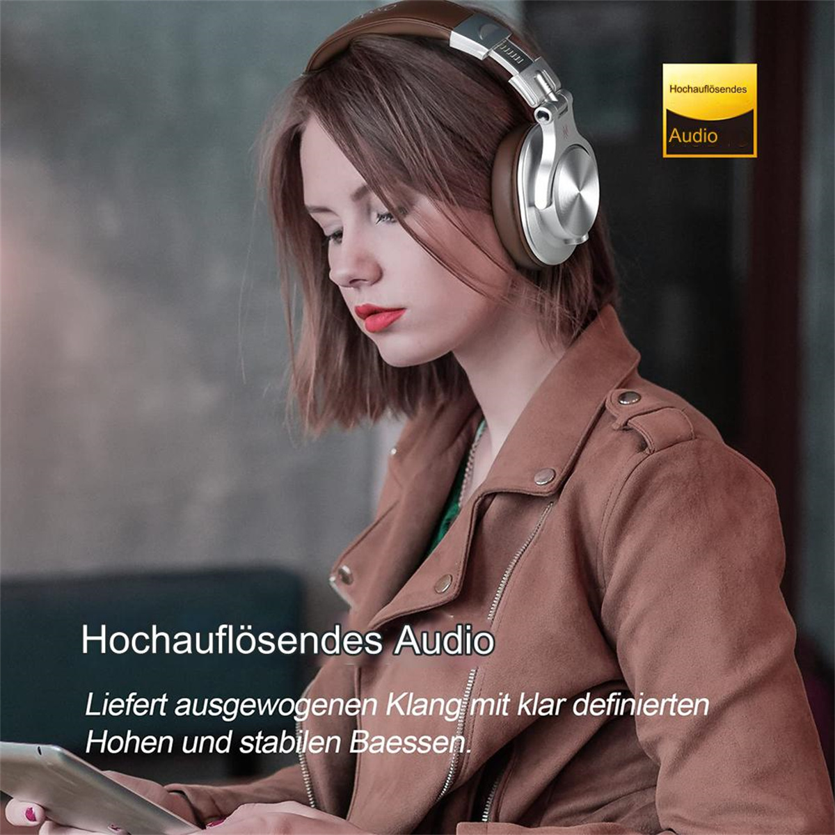 Frau mit Kopfhörern und High-Resolution Audio Logo. Braune Jacke, rote Lippen.