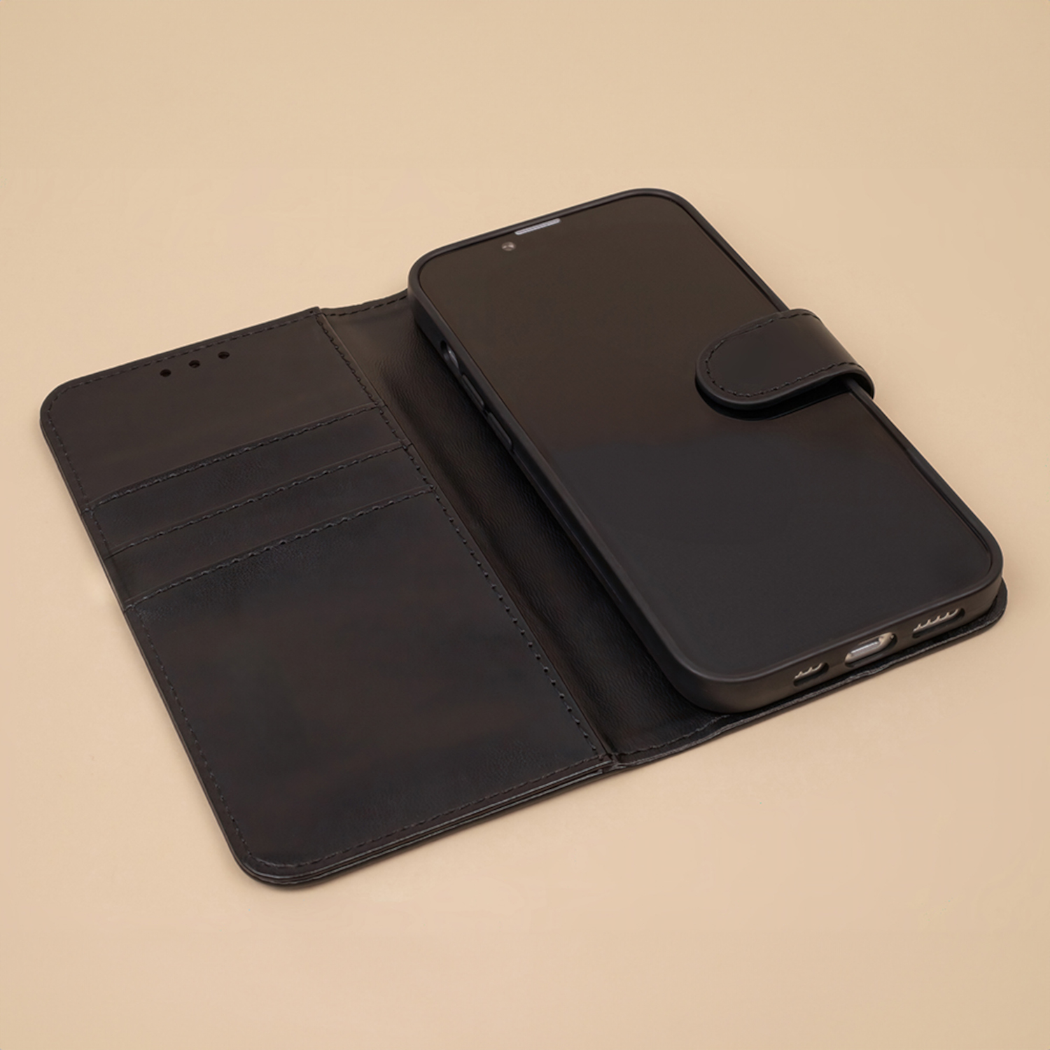 Ein schwarzes Telefon in einer offenen schwarzen Leder-Handyhülle. Die Hülle hat Kartenfächer und einen Magnetverschluss.