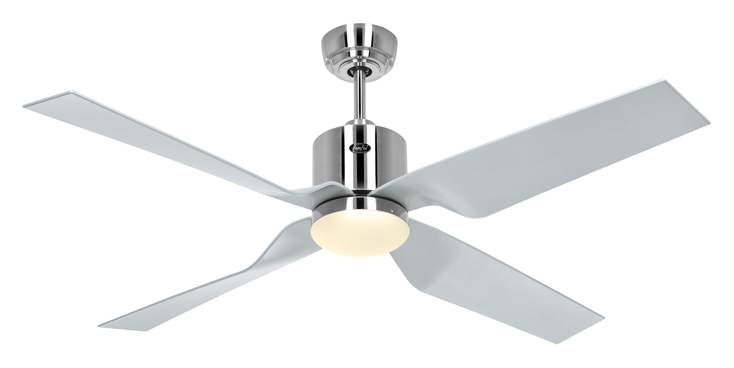 Ein Deckenventilator mit vier weißen Flügeln. Der Motor ist silberfarben und hat eine Leuchte.