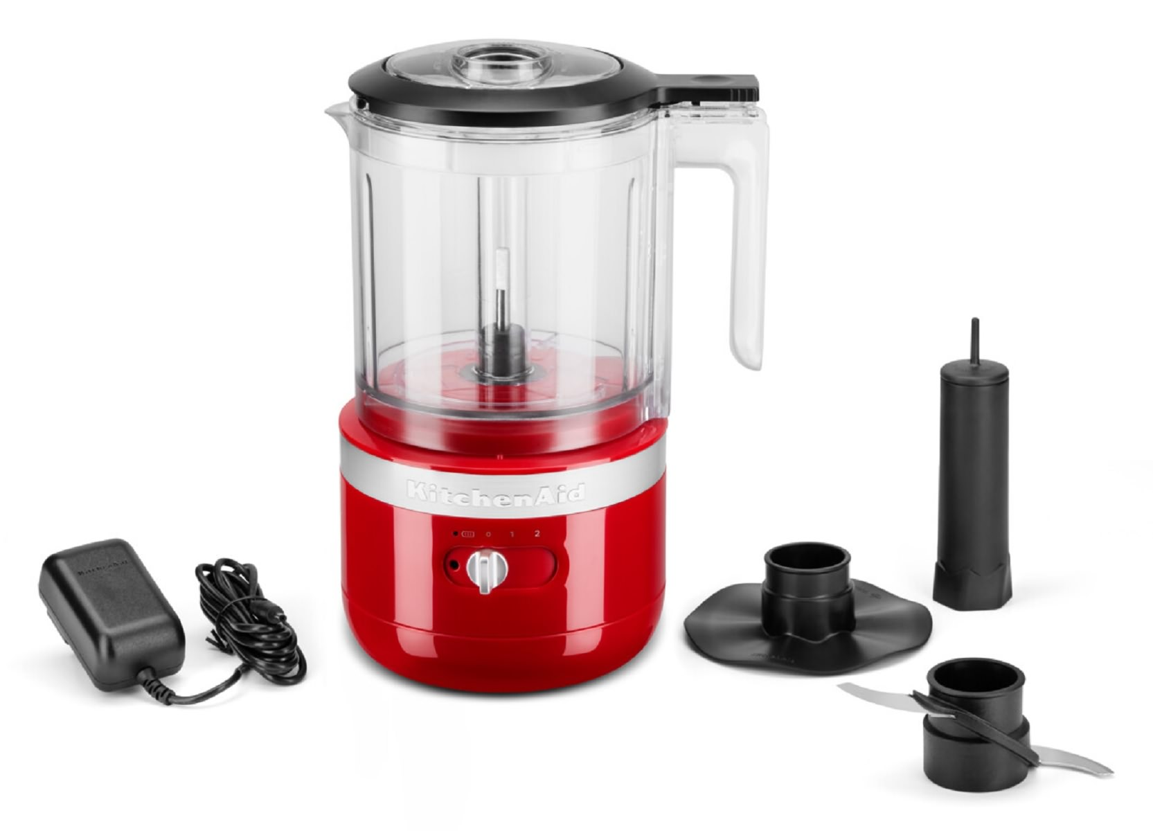 Roter KitchenAid-Foodprozessor mit Zubehör.