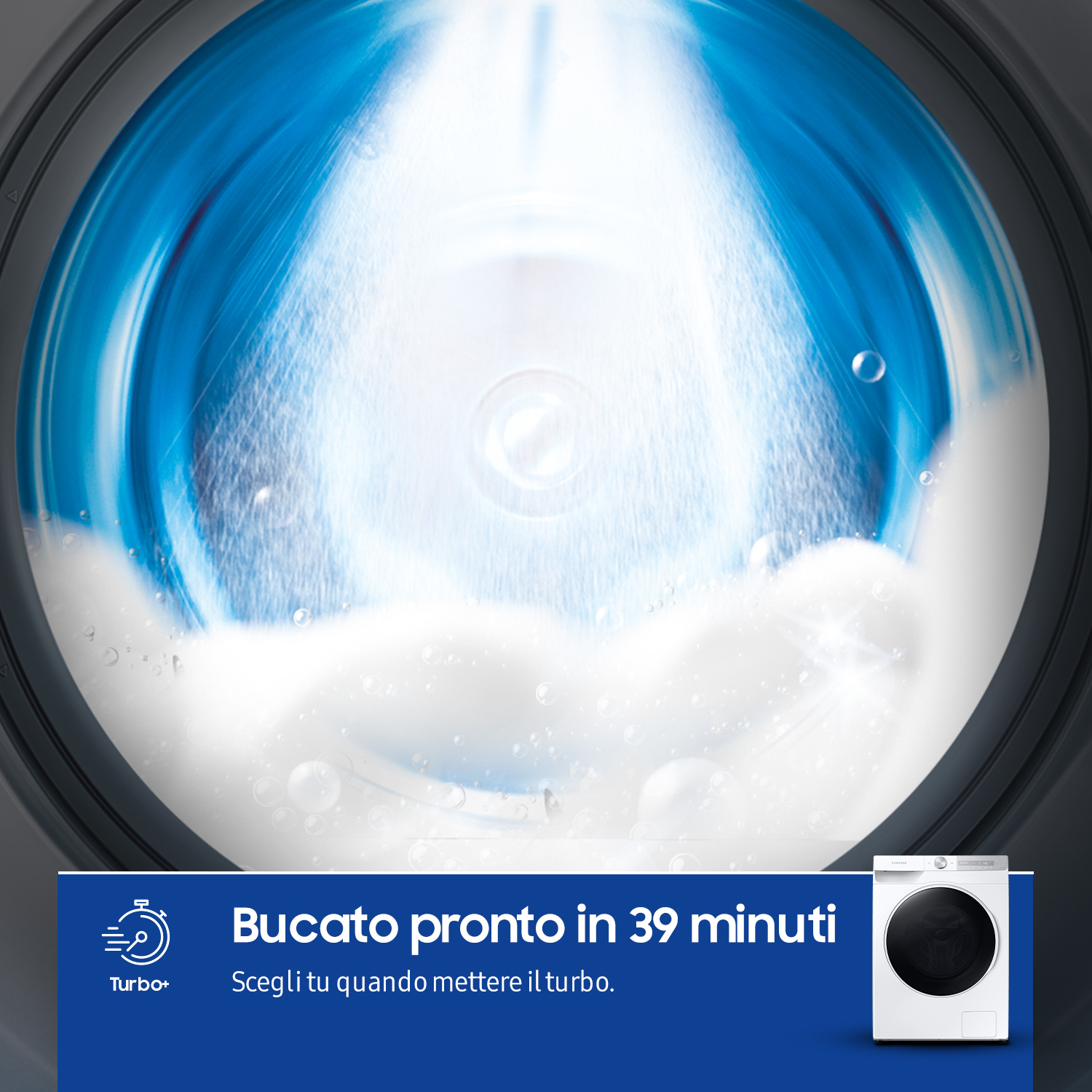 Interno della lavatrice con acqua nebulizzata. Testo Turbo+ e immagine della macchina nell'angolo.