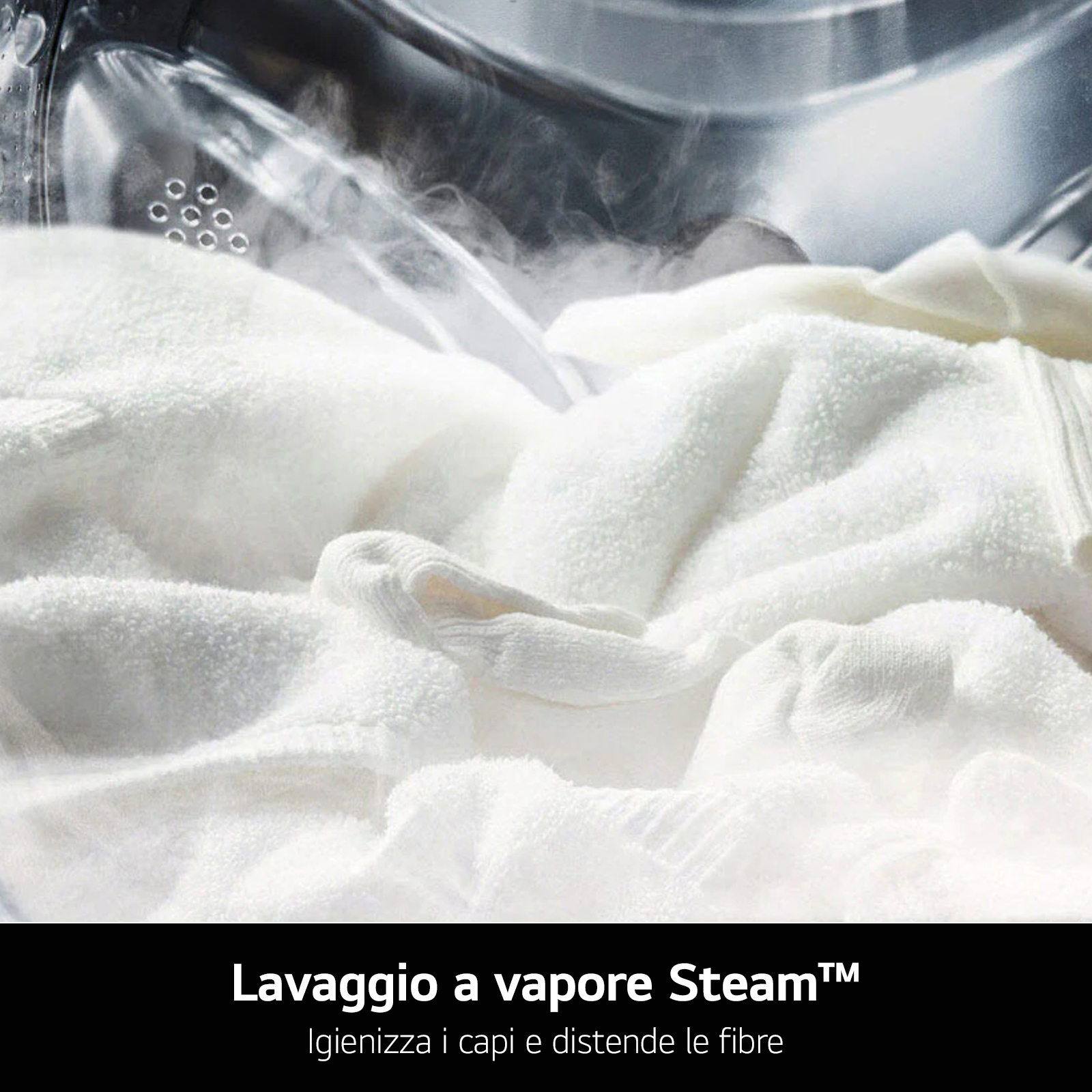 Primo piano di asciugamani bianchi in lavatrice con vapore. Testo 'Lavaggio a vapore Steam'.