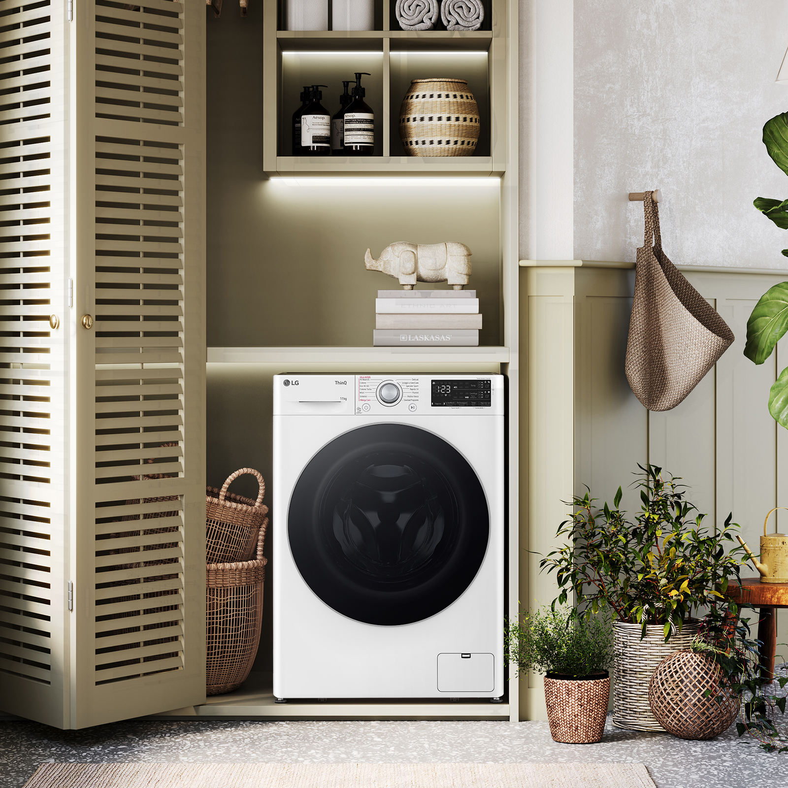 Lavatrice LG bianca in un bagno. Cesti per la biancheria e decorazioni nella ripresa.