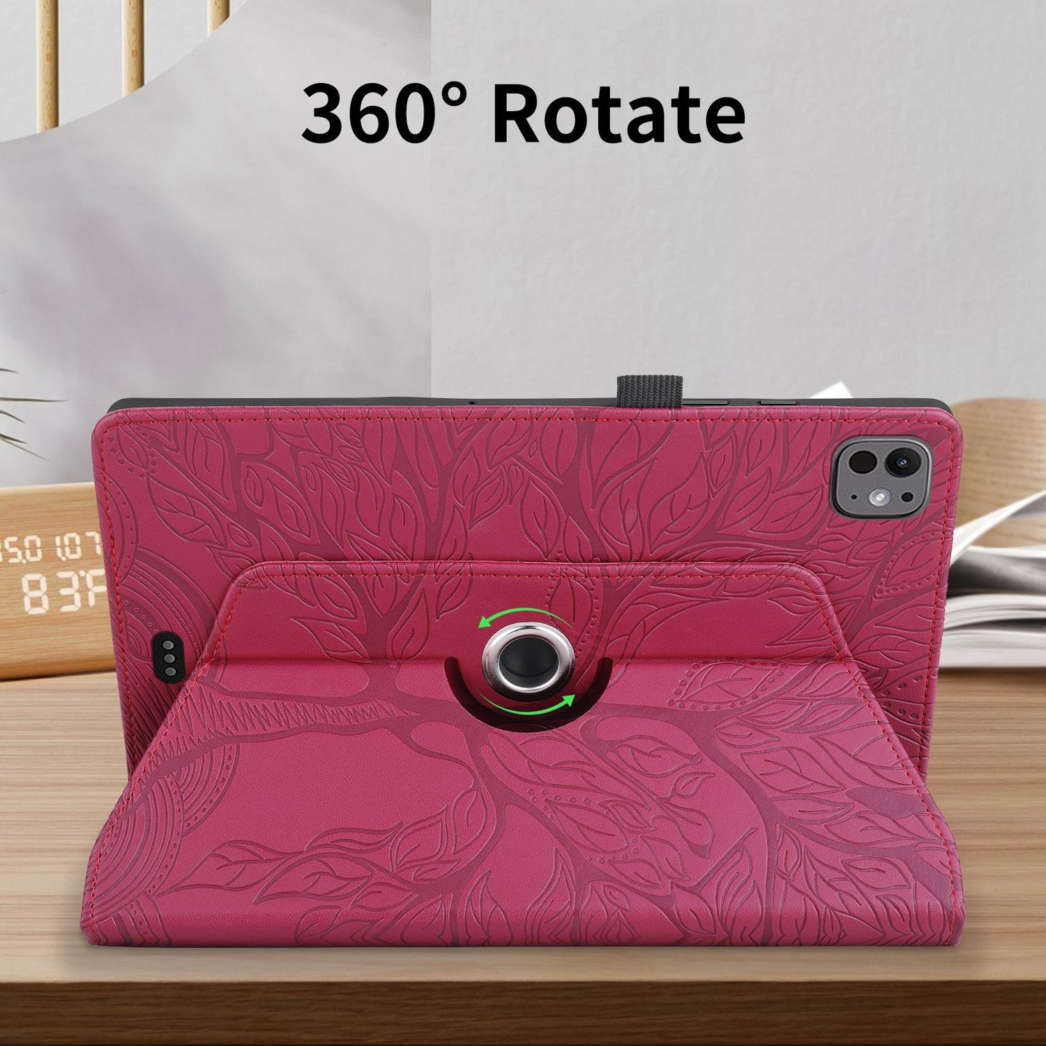 Rote Tablethülle mit Baumdesign, 360 Grad drehbar. Das Tablet steht auf einem Holztisch.