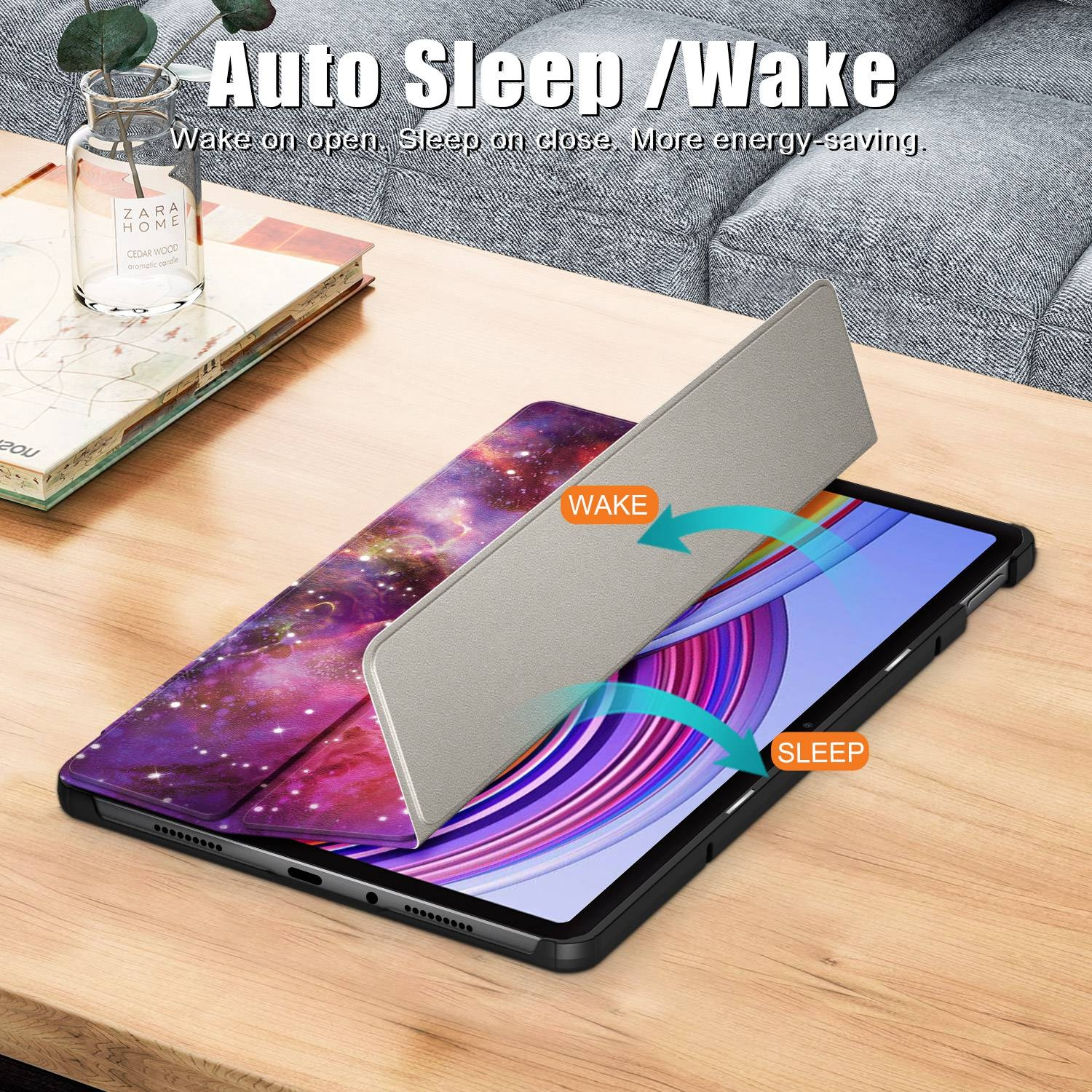 Tablet auf Holztisch, Hülle halb geöffnet, Weltraum-Design, Text über Schlaf/Wach.