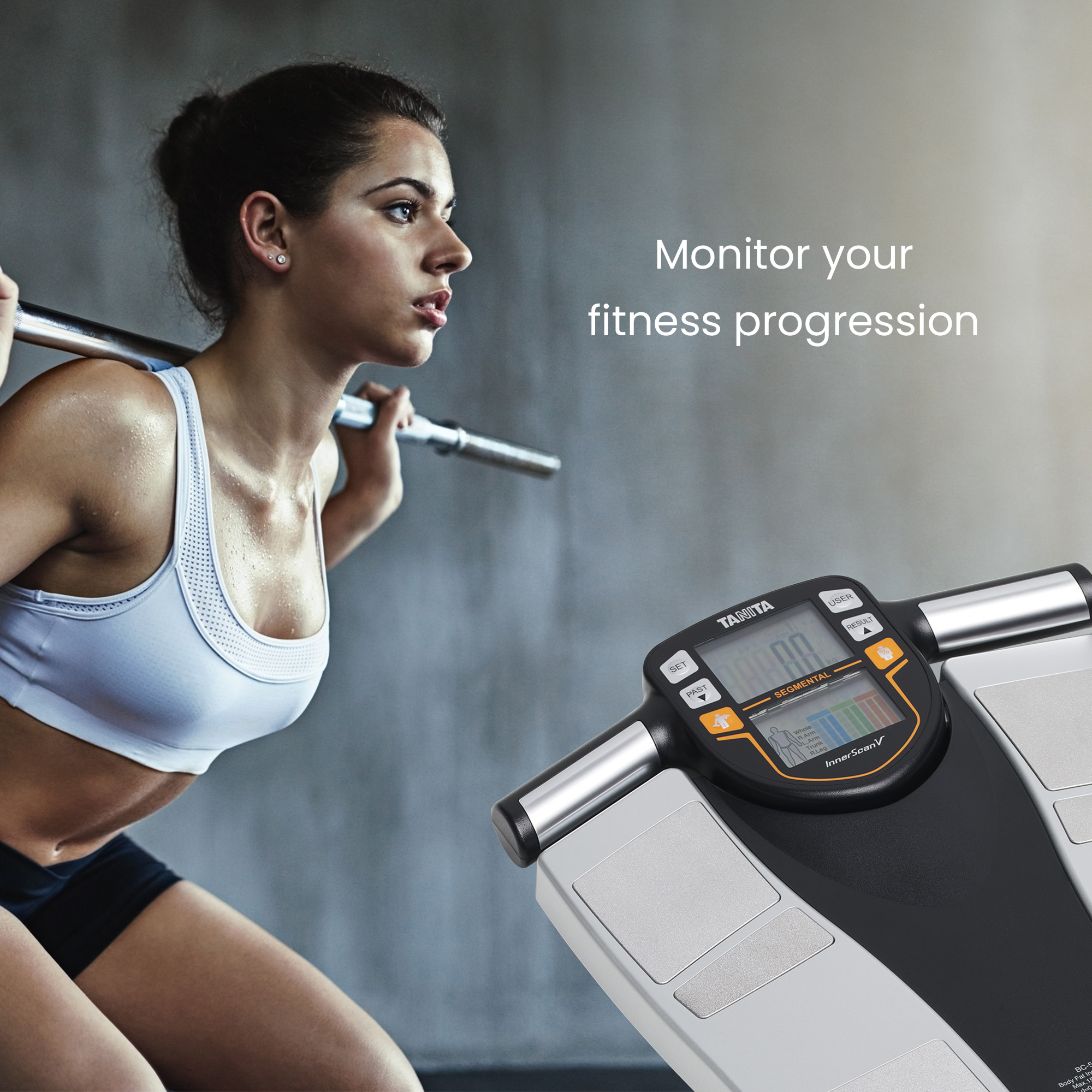 Kobieta na siłowni robi przysiady ze sztangą. W pobliżu waga Tanita. Tekst: 'Monitoruj swoje postępy w fitness'.