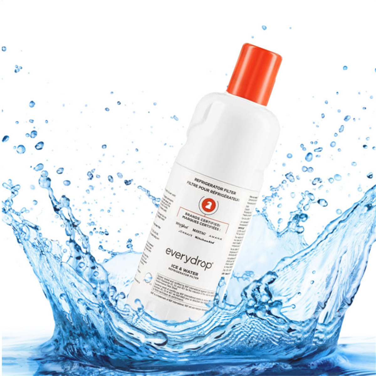 Wasserfilterflasche mit orangefarbenem Deckel, in Wasserspritzern.